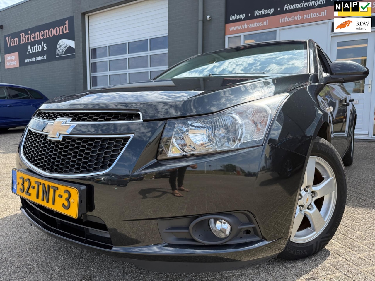 Chevrolet Cruze - 1.6 LT van 2de Eigenaar met parkeersensoren en trekhaak en navigatie en airco en cruise co - AutoWereld.nl
