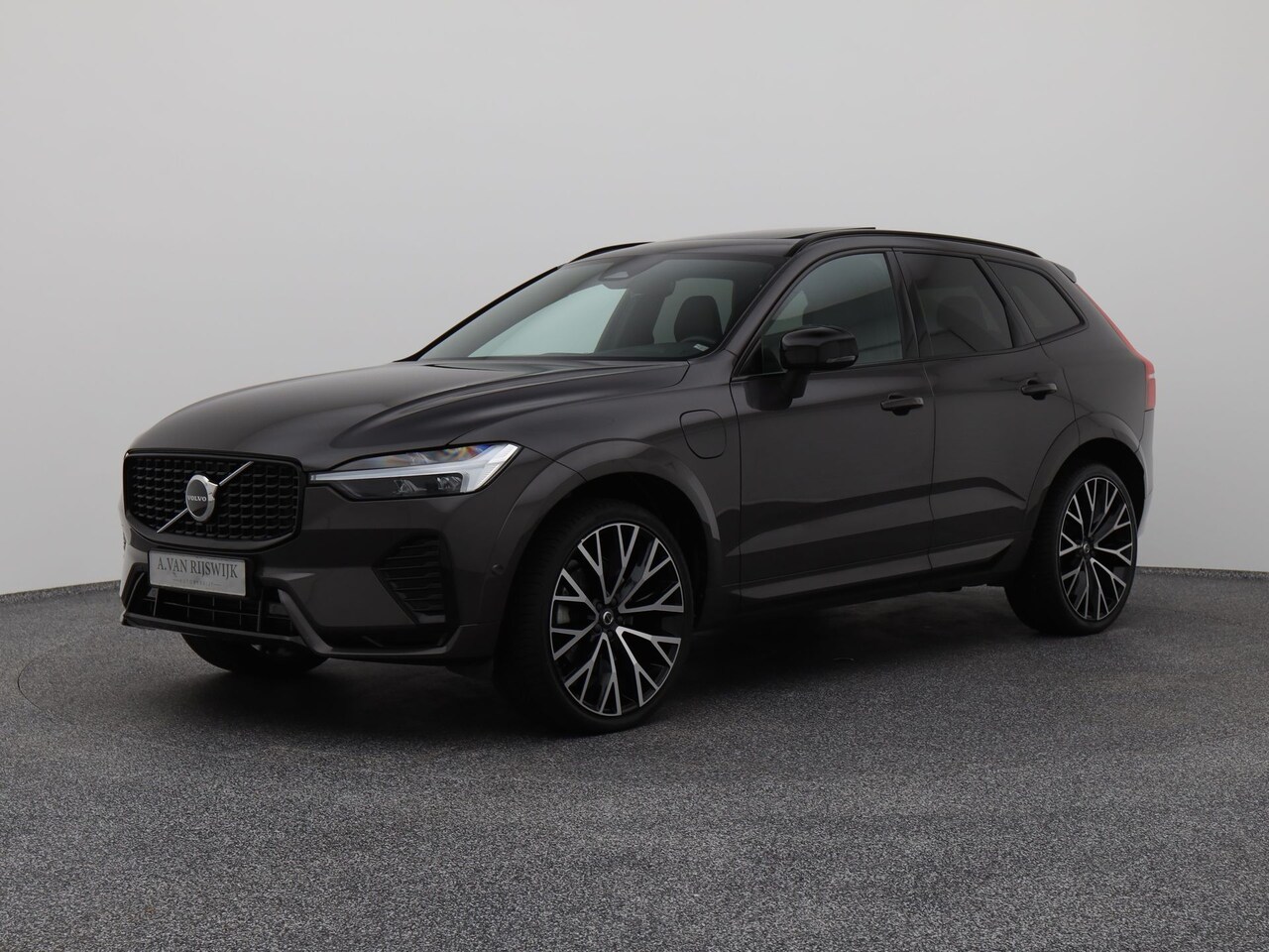 Volvo XC60 - 2.0 T8 Plug-in hybrid AWD R-Design | FACELIFT | PANO | CAMERA | KEYLESS | MEMORY | STOELVE - AutoWereld.nl