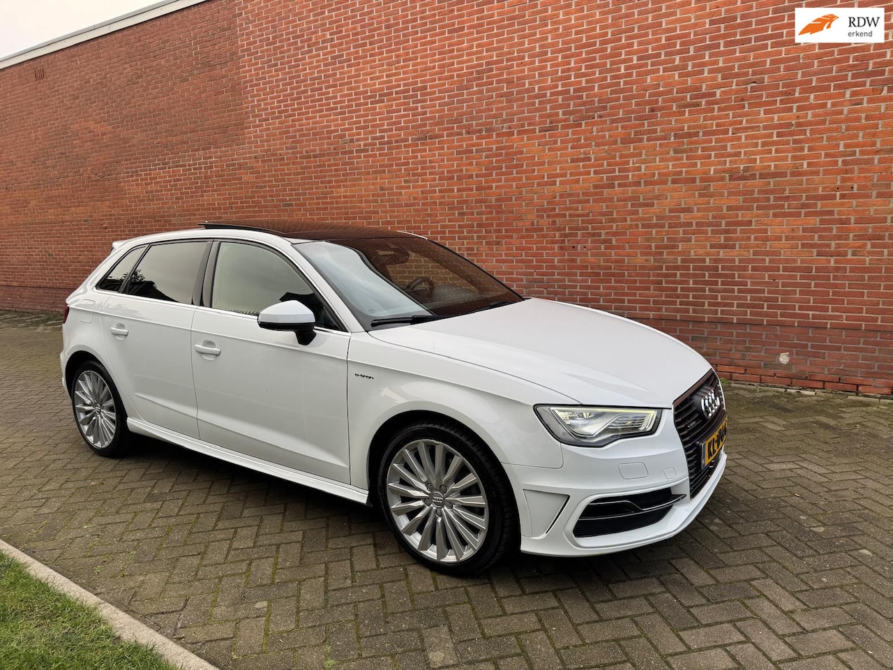 Audi A3 Sportback - 1.4 e-tron PHEV Ambition Pro Line plus Navi Pano Cruise - AutoWereld.nl