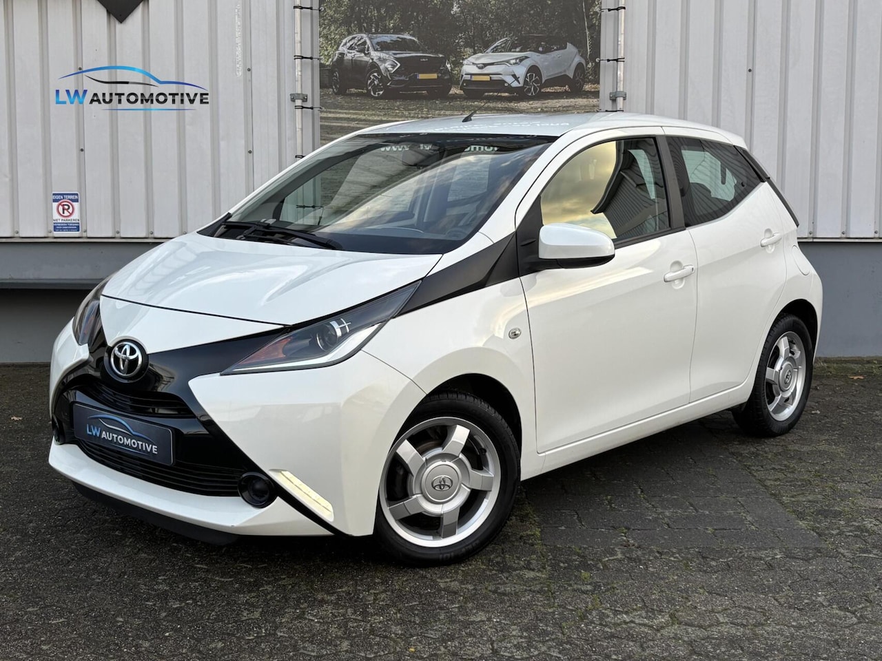 Toyota Aygo - 1.0 VVT-i x-play | 15'' velgen | Airco | Achteruitrijcamera - AutoWereld.nl