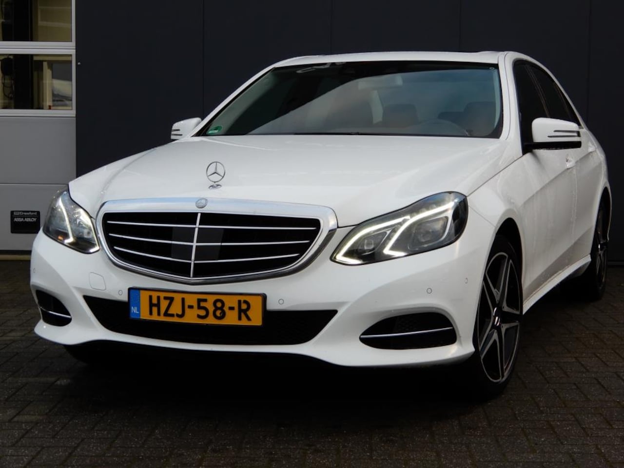 Mercedes-Benz E-klasse - 300 Ambition Elegance LED/Navi//CruiseControl/Trekhaak - AutoWereld.nl