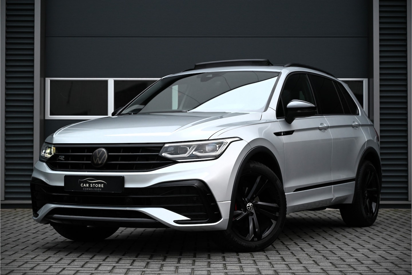 Volkswagen Tiguan - 1.5 TSI R-LINE / PANO / BLACK STYLE / IQ LIGHT / CAMERA / TREKHAAK / STOELVERWARMING / DEA - AutoWereld.nl