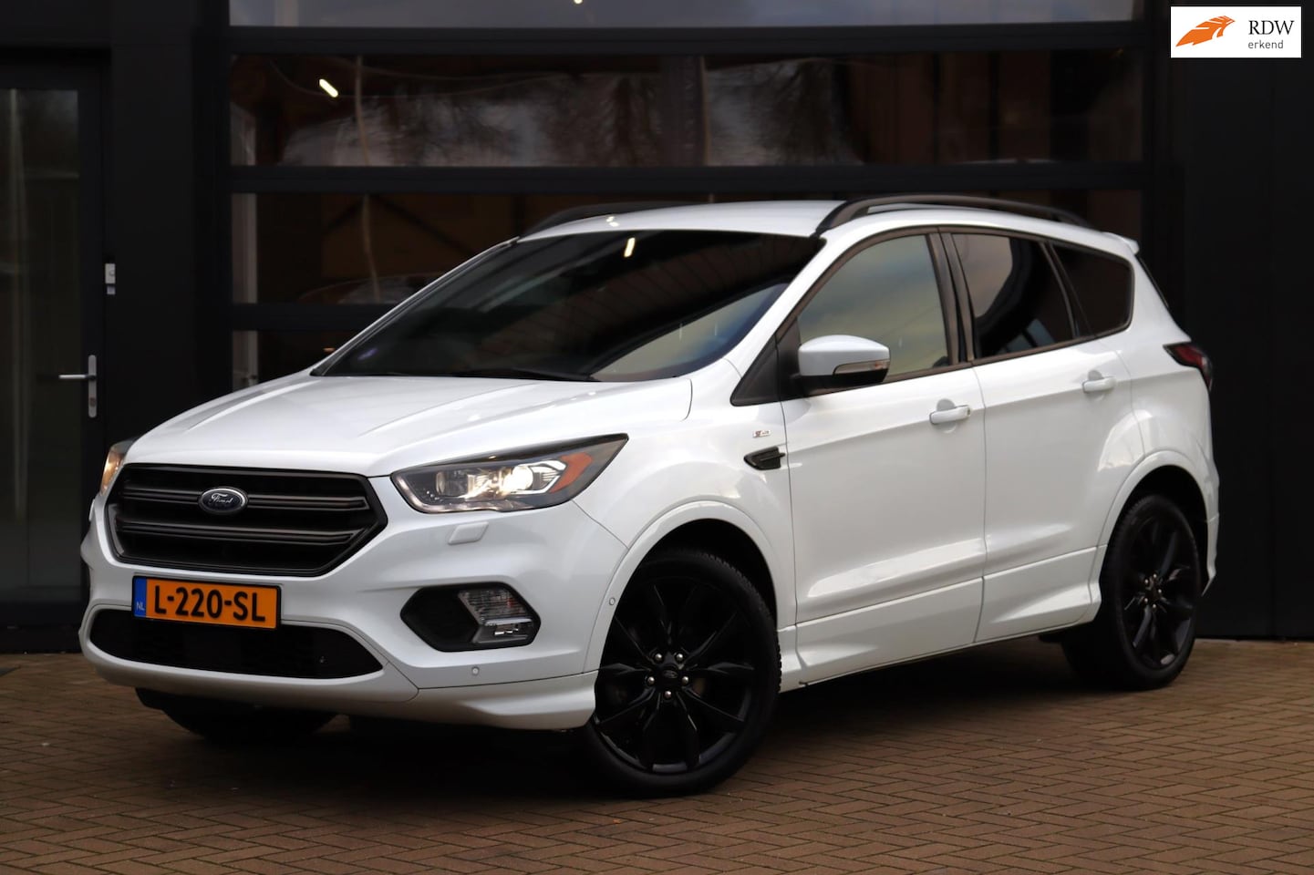 Ford Kuga - 1.5 EcoBoost Vignale | ST Line | Stoel/Stuur Verwarming | Climate Control| Navi | Camera | - AutoWereld.nl