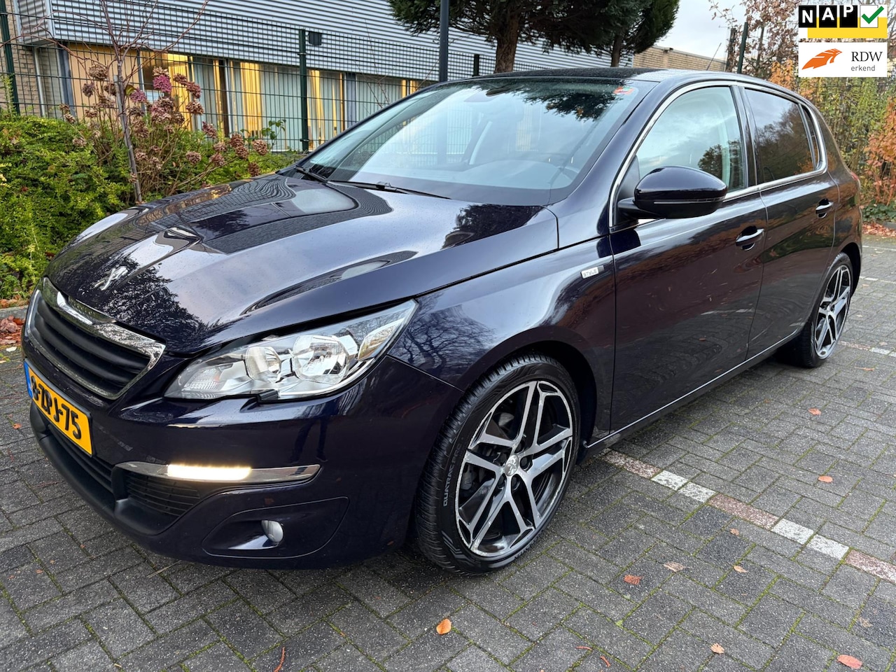 Peugeot 308 - 1.2 PureTech Style / Navi / PDC / LED - AutoWereld.nl