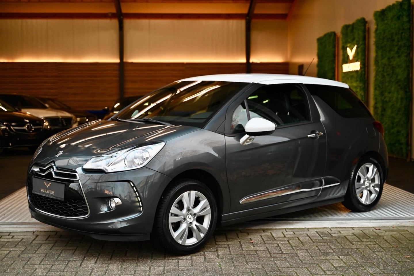 DS 3 - 1.2 PureTech So Chic - Navigatie - Cruise Control - Climate Control - - AutoWereld.nl