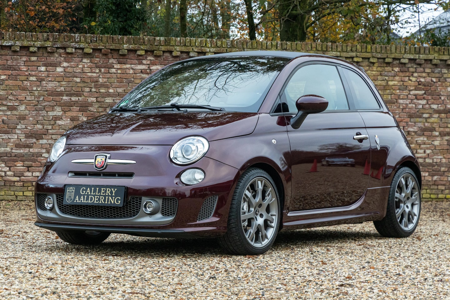 Abarth 695 - Fiat C Edizione Maserati No.166 "Small with an attitude" The number 166 of 499 ever built, - AutoWereld.nl