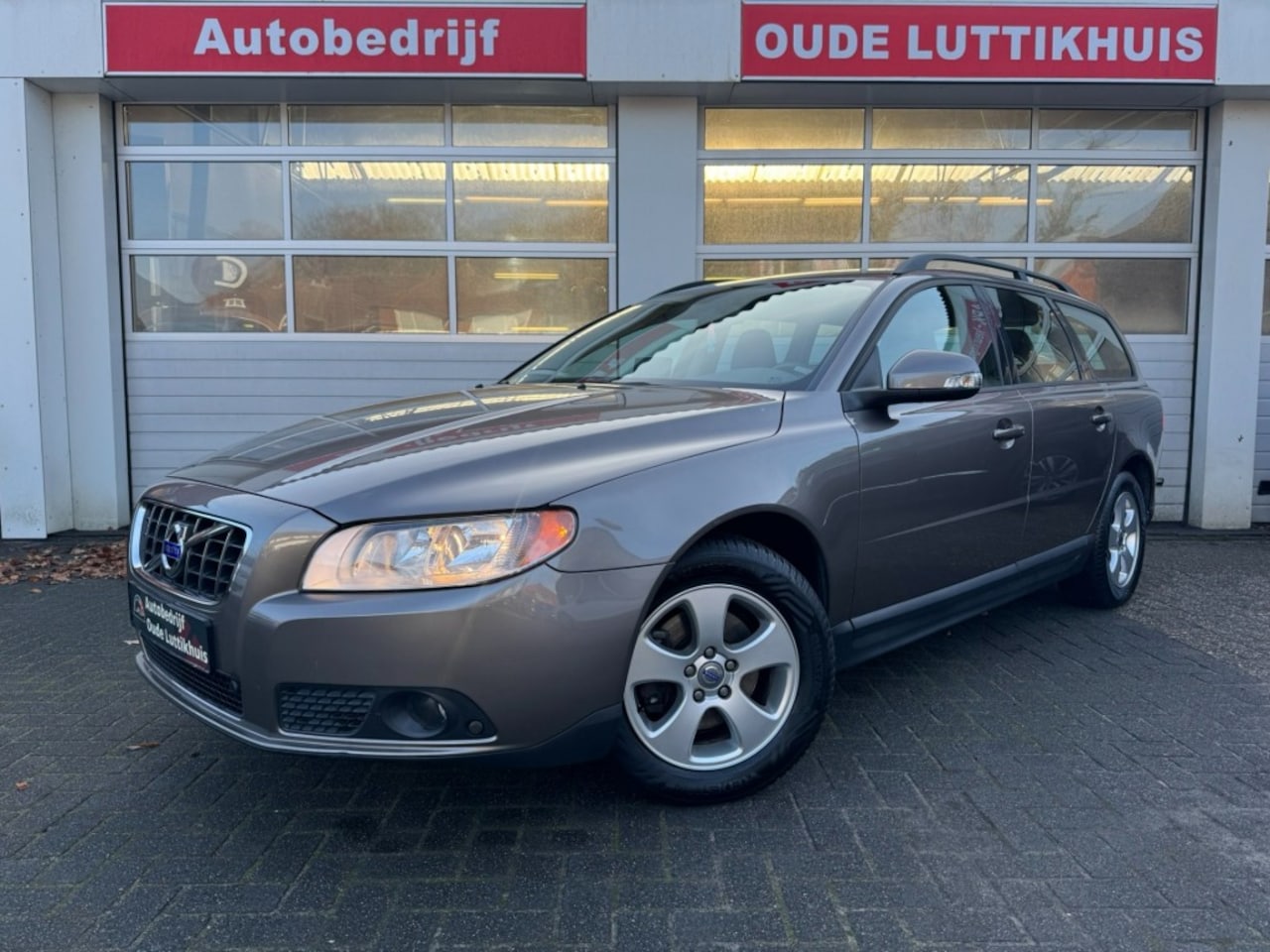 Volvo V70 - 2.0 D3 Cruise Navi PDC Trekhaak Dealeronderhouden - AutoWereld.nl