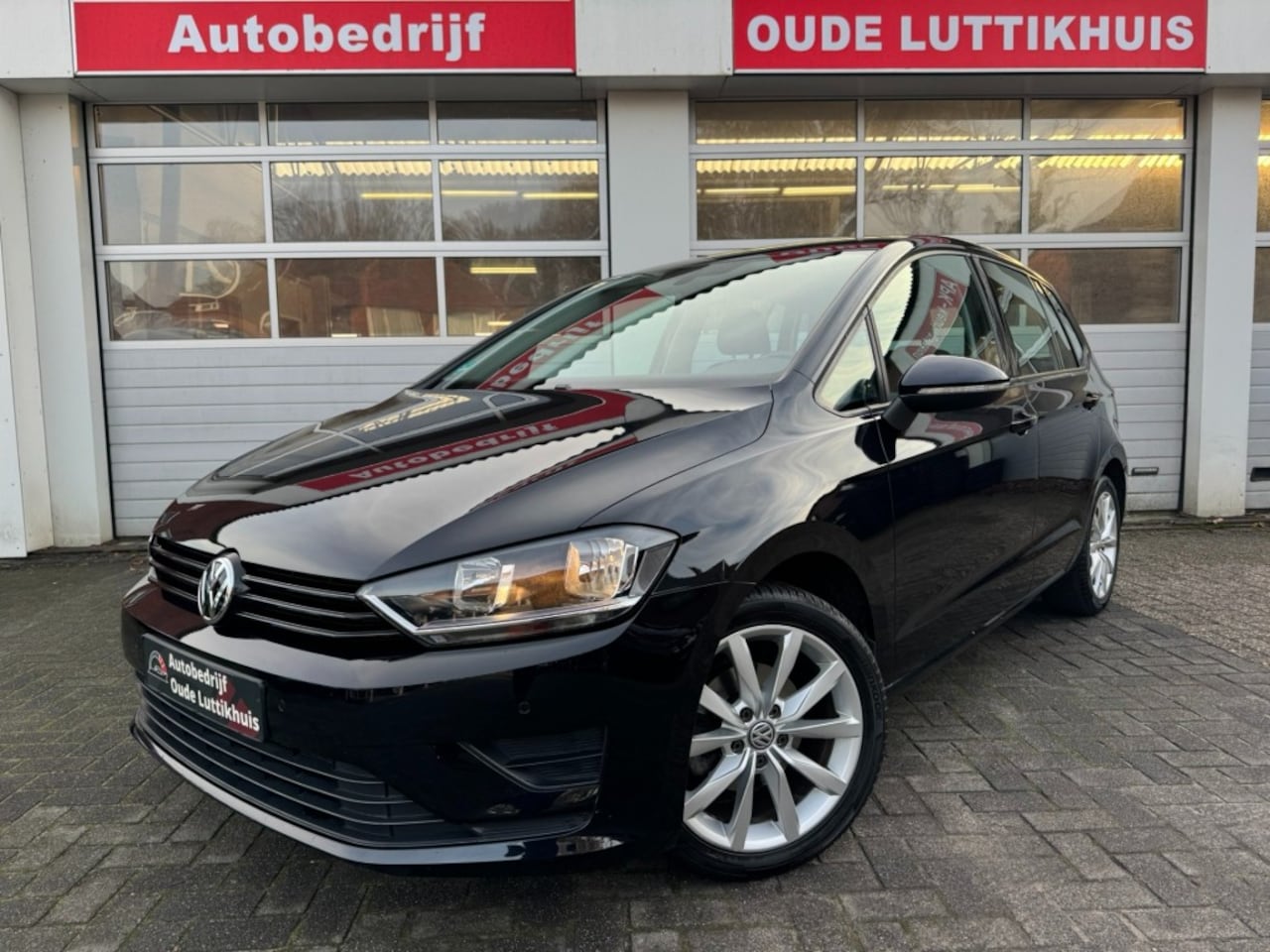 Volkswagen Golf Sportsvan - 1.2TSI 110PK Navi Cruise PDC Trekhaak Bluetooth Stoelverwarming - AutoWereld.nl