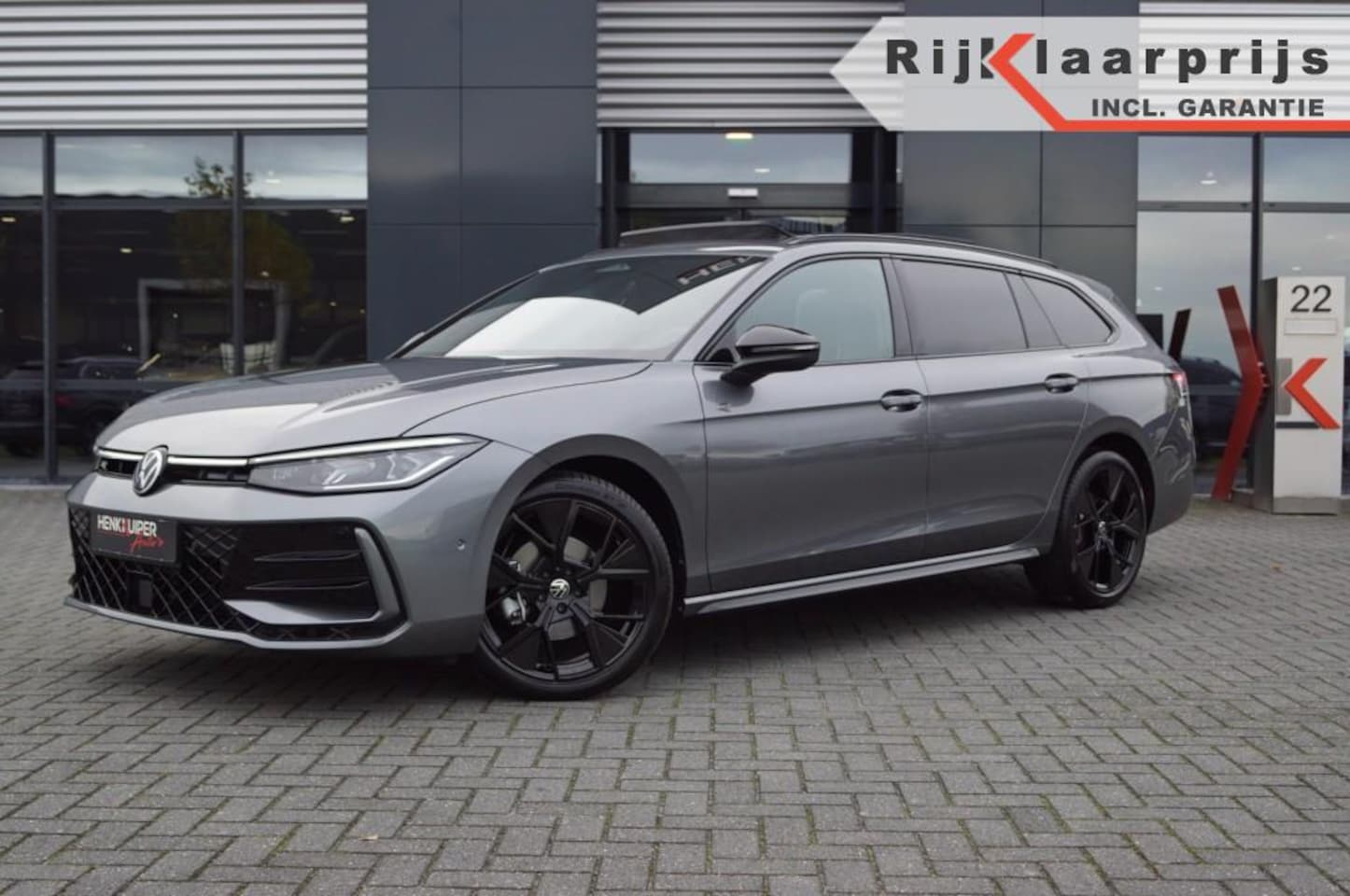 Volkswagen Passat Variant - 2.0 TDI DSG R-Line Black st. 150pk/ Panodak/ Head-up/ Trekhaak wegkl./ Camera /Navi - AutoWereld.nl