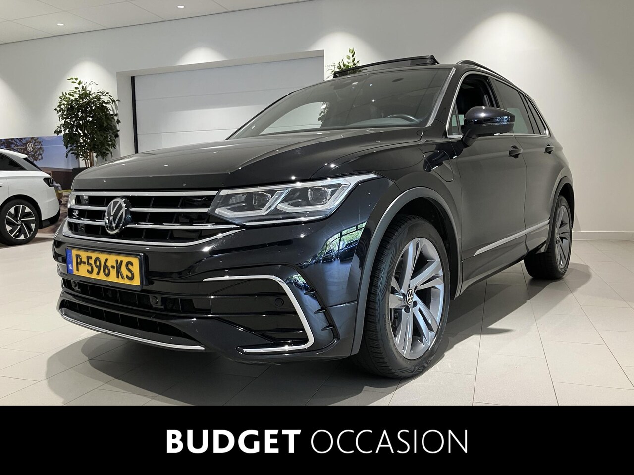 Volkswagen Tiguan - 1.4 TSI eHybrid R-Line Business+ 245 PK DSG | Automaat | Panoramadak | Digital Cockpit Pro - AutoWereld.nl