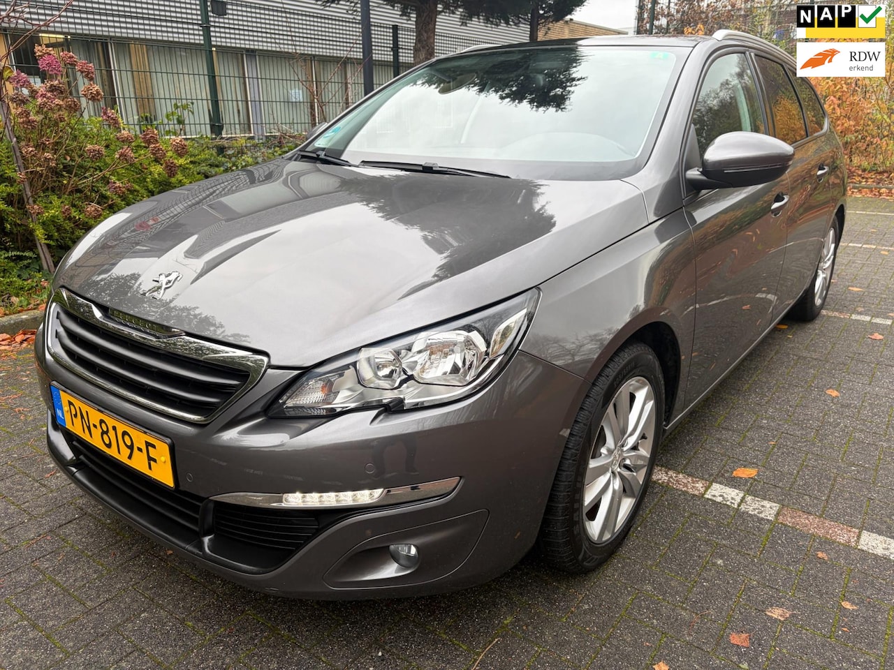 Peugeot 308 SW - 1.2 PureTech Blue Lion / Pano'dak / Navi / PDC / Trekhaak - AutoWereld.nl