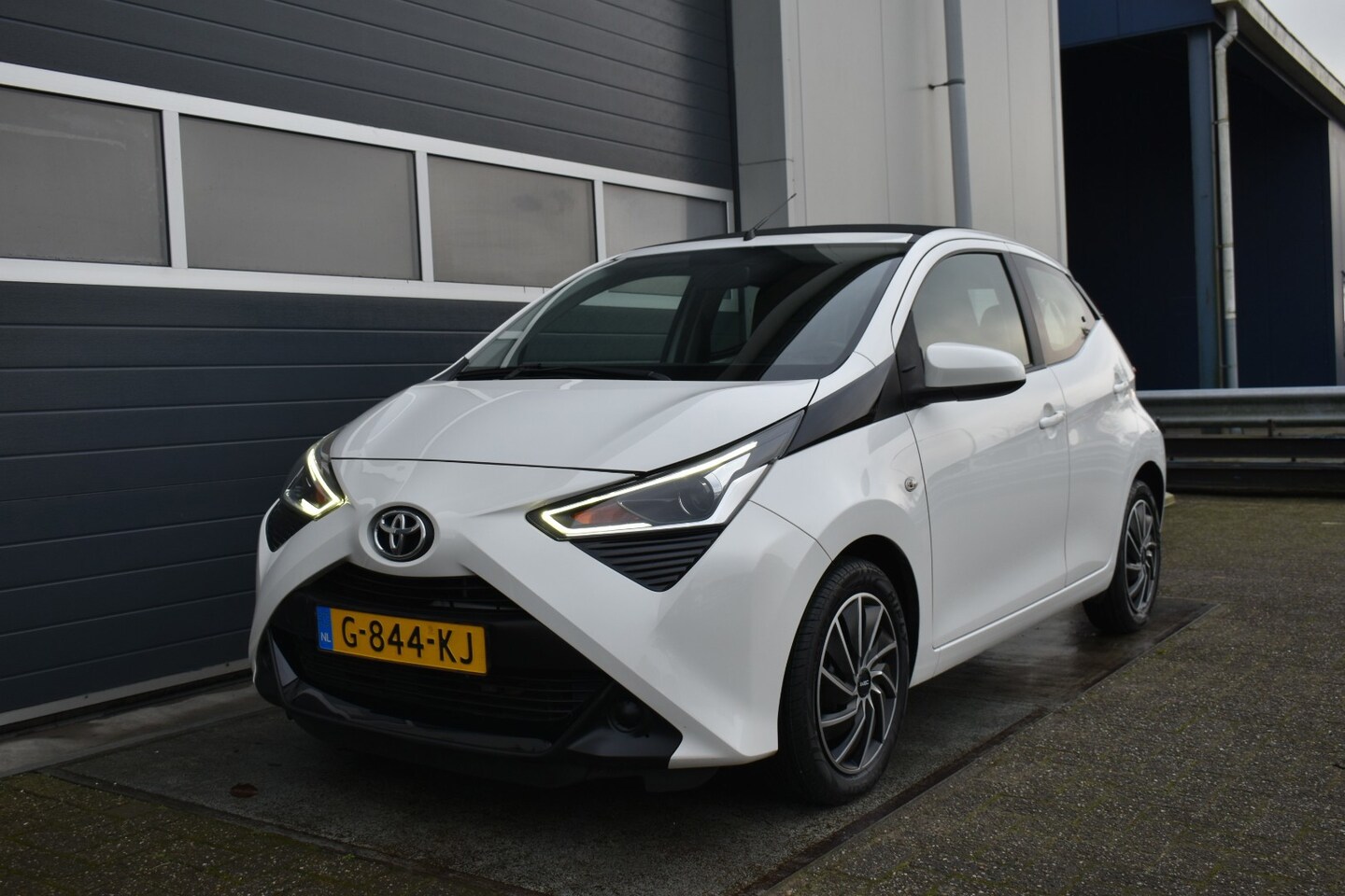 Toyota Aygo - 1.0 VVT-i x-play limited 1.0 VVT-i x-play limited - AutoWereld.nl