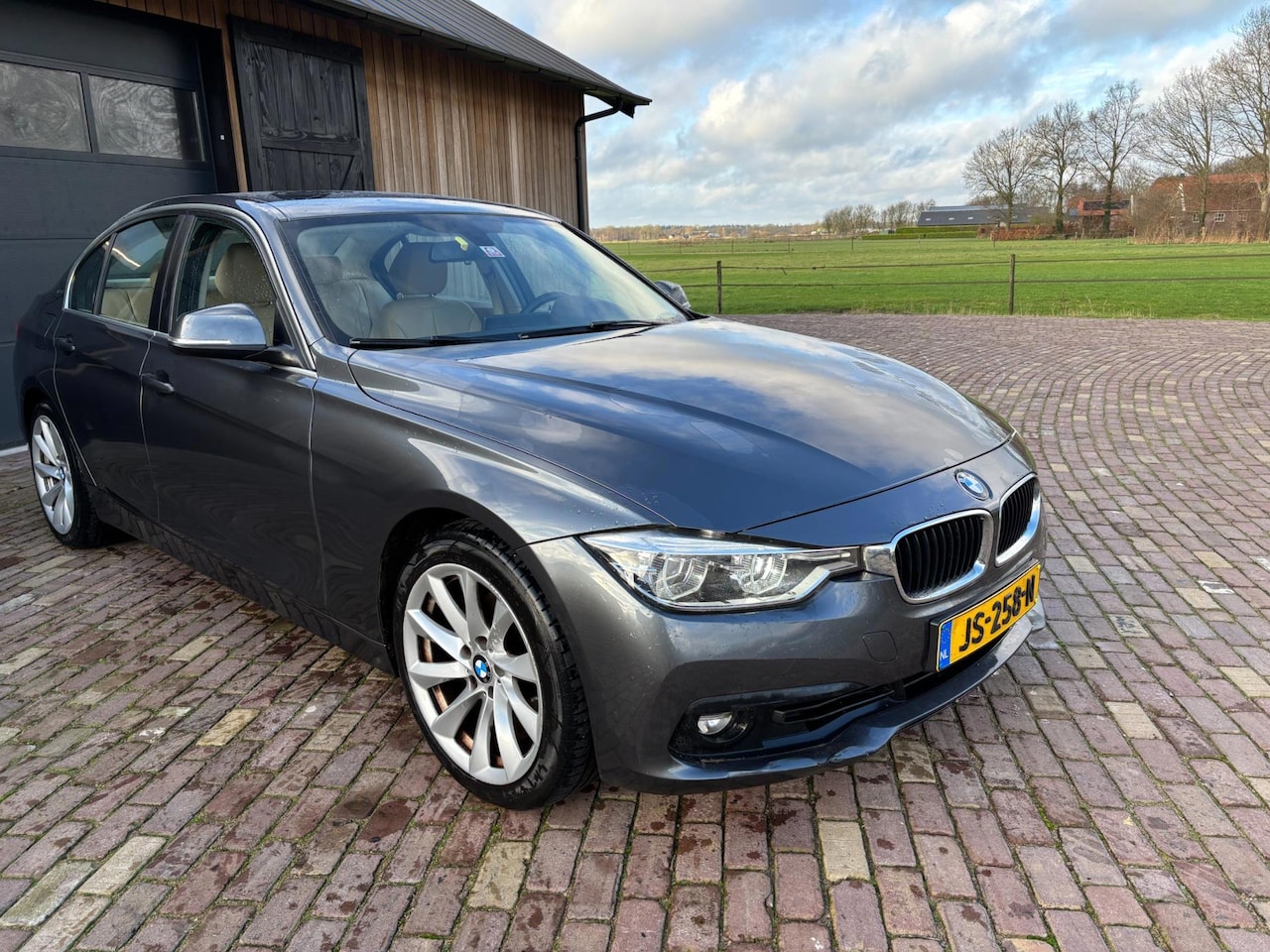 BMW 3-serie - 330e 330e,HYBRIDE, LEER ,NAVI ,TREKHAAK, DUBBELSET WIELEN MET NW WINTERBANDEN. - AutoWereld.nl