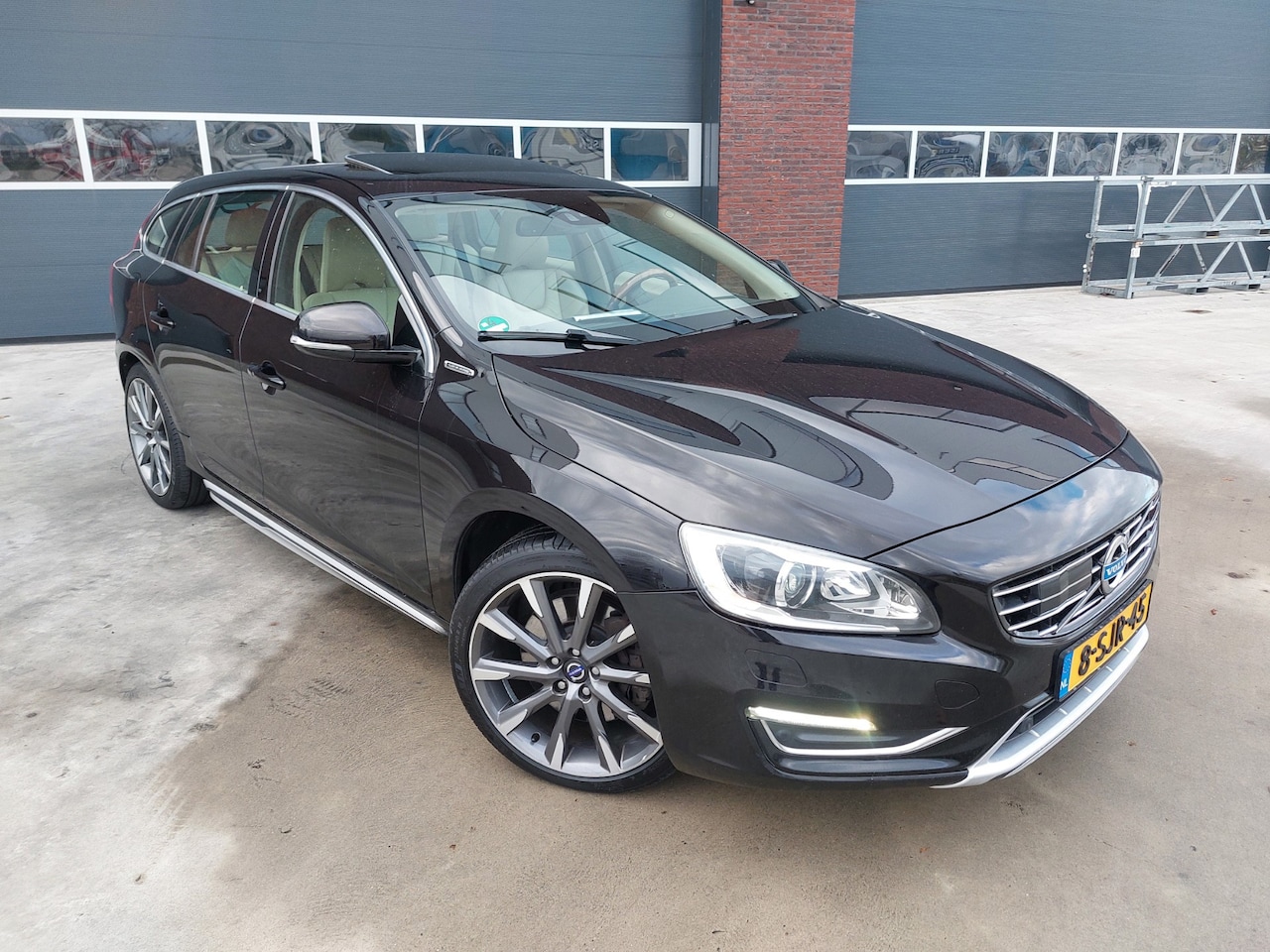 Volvo V60 - 2.4 D6 AWD Plug-In Hybrid Summum full opties - AutoWereld.nl