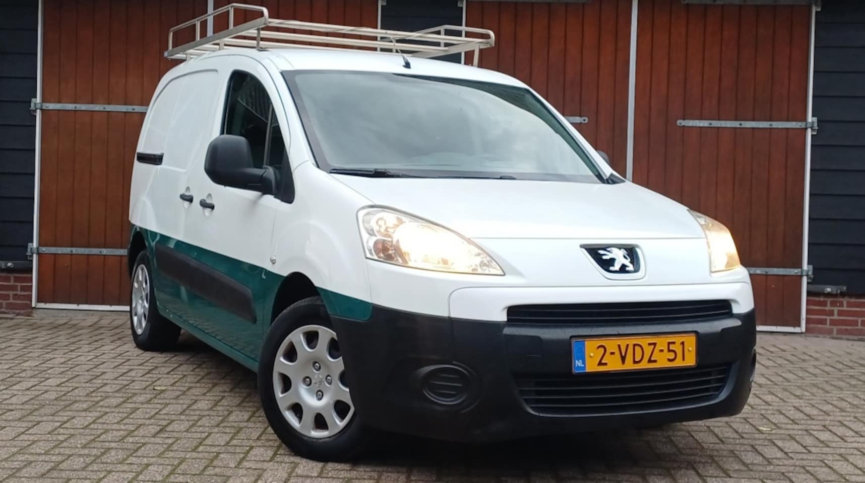 Peugeot Partner - 120 1.6 HDI L1 XT 120 1.6 HDI L1 XT, RVS imperiaal, Trekhaak, Distributieriem verv - AutoWereld.nl