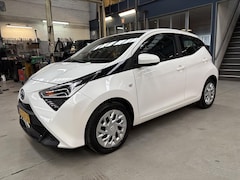 Toyota Aygo - 1.0 VVT-i 72pk 5D x-play | Navigatie | Camera | Apple carplay / Android auto | Airco | NAP