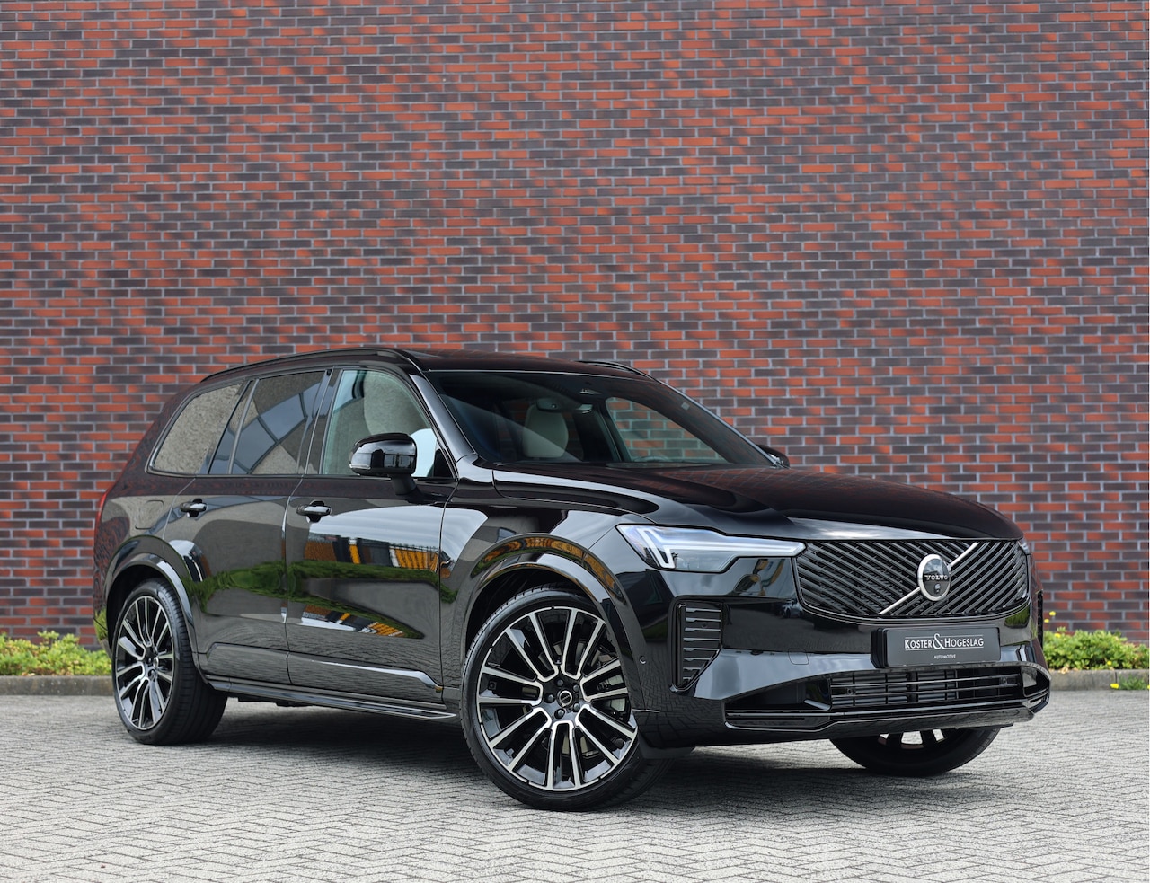 Volvo XC90 - T8 AWD Ultra Dark | B&W - Luchtvering - Trekhaak - AutoWereld.nl