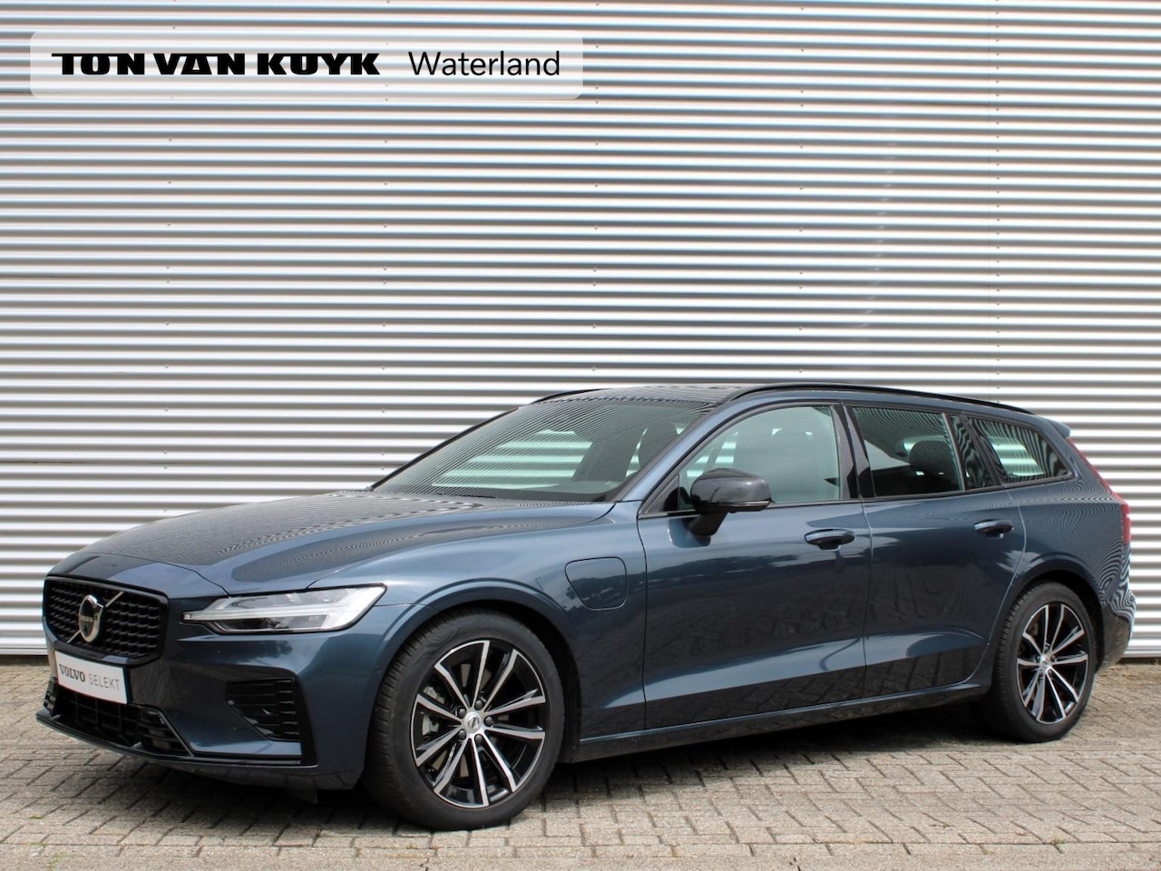 Volvo V60 - 2.0 T6 Plug-in hybrid AWD Plus Dark Automaat / 360* camera / Trekhaak / Verwarmd voorruit - AutoWereld.nl