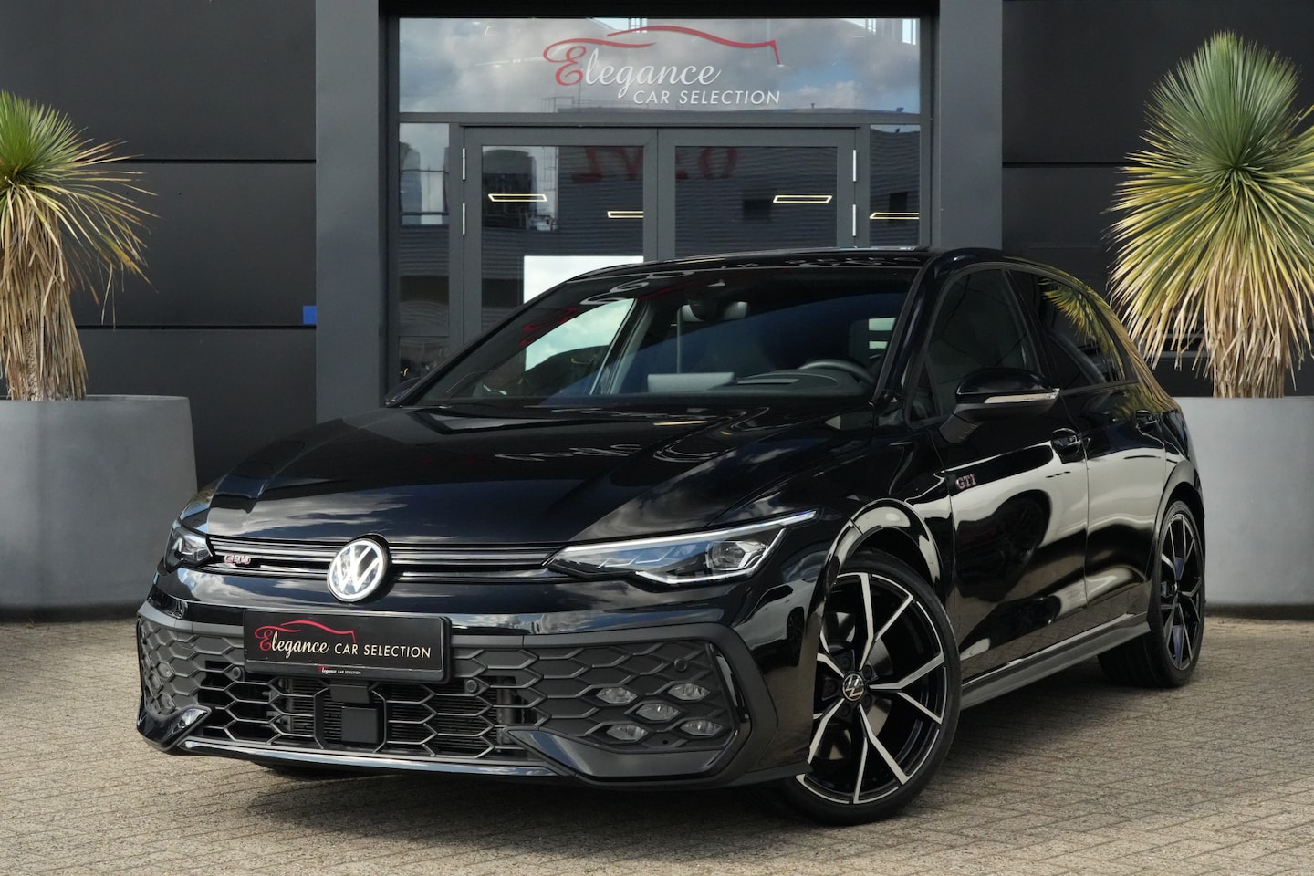 Volkswagen Golf - 2.0 TSI GTI 265pk Panoramadak/HarmanKardon/Camera - AutoWereld.nl