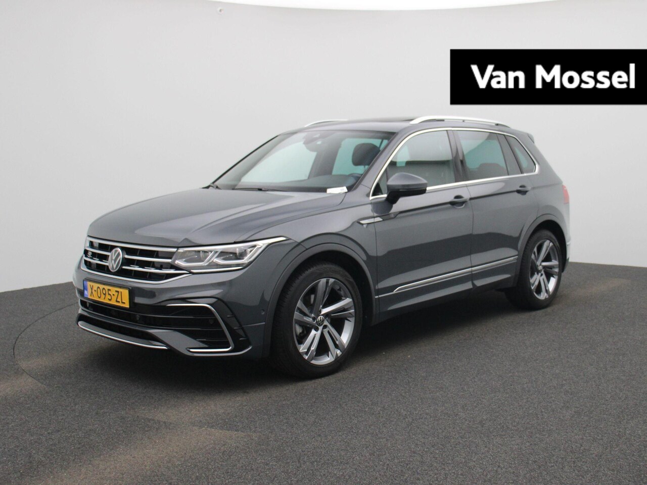 Volkswagen Tiguan - 1.5 TSI R-Line Business | 150 PK | Automaat | Panorama schuif/kantel dak | Digital Cockpit - AutoWereld.nl