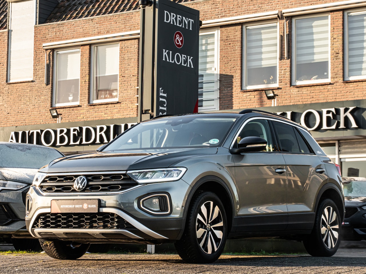 Volkswagen T-Roc - 1.0 TSI Life Edition GOAL FULL LED STOELVERW VIRTUAL DASH PRIVACY GLASS ADAP CRUISE - AutoWereld.nl