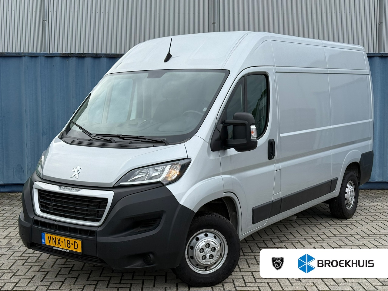 Peugeot Boxer - 330 2.2 BlueHDi 120 L2H2 Premium | Achteruitrij camera | Armsteun voor | Centrale deurverg - AutoWereld.nl