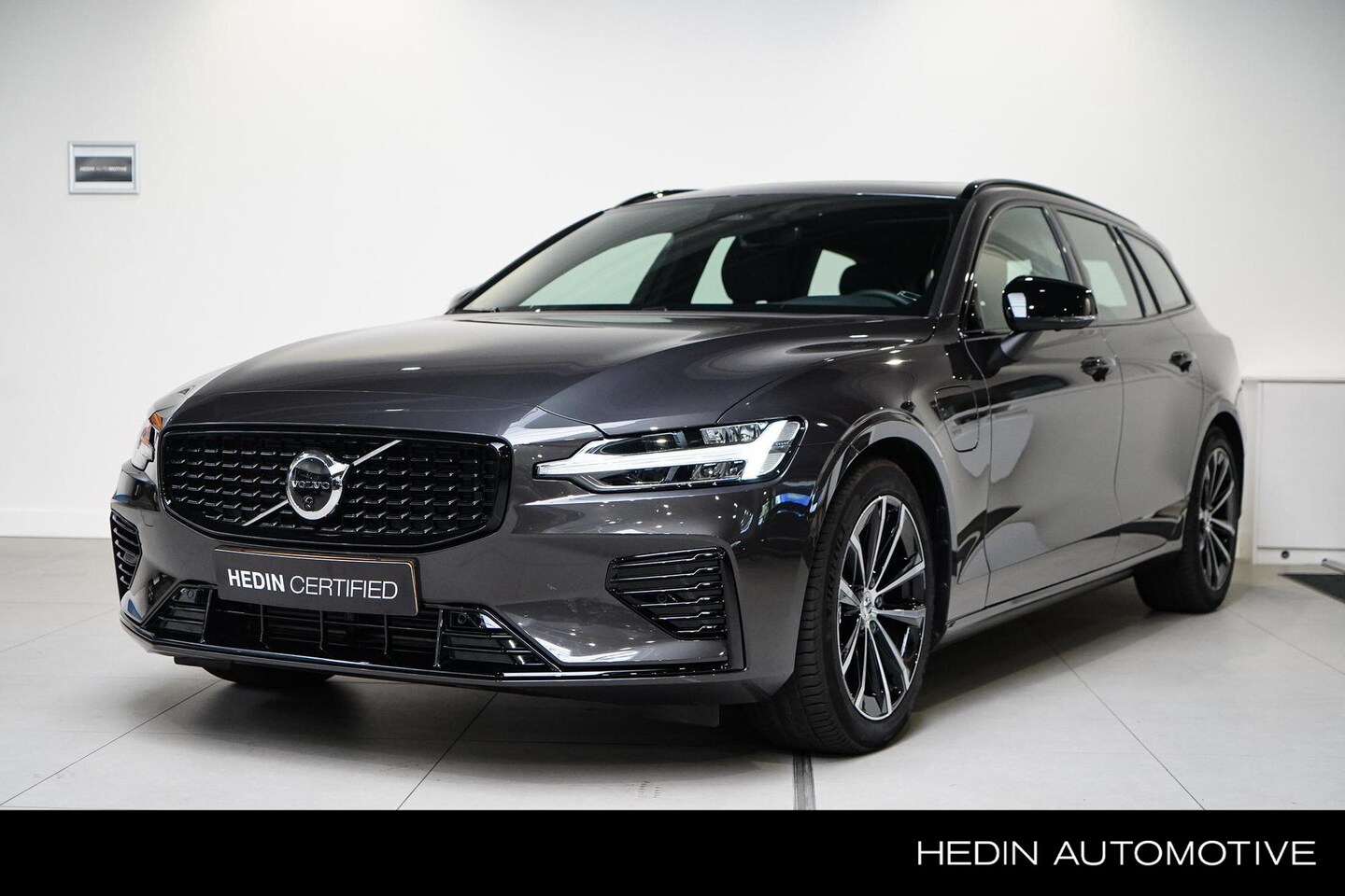 Volvo V60 - T6 Plug-in hybrid AWD Plus Dark | Harman & Kardon Audio | Trekhaak | Nappa Lederen Stoelen - AutoWereld.nl