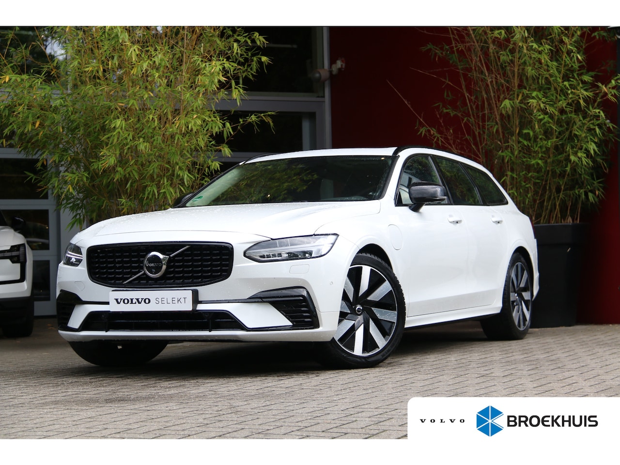 Volvo V90 - 2.0 T6 Plug-in hybrid AWD Ultra Dark | Luchtvering | Trekhaak | 360 Camera | Pilot Assist - AutoWereld.nl