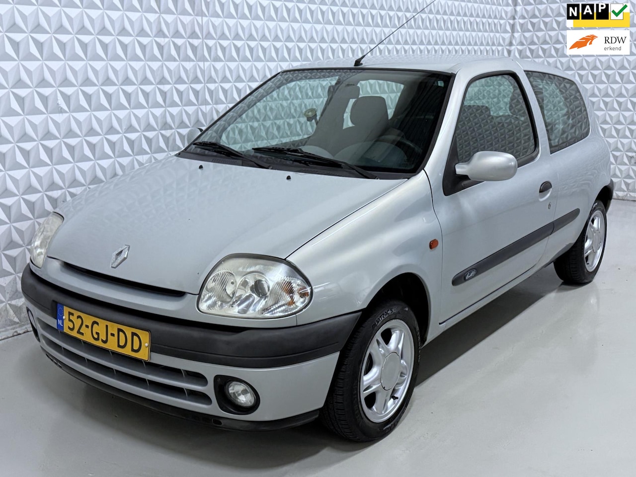 Renault Clio - 1.2 RN in nette/verzorgde staat! 186.000km (2000) - AutoWereld.nl