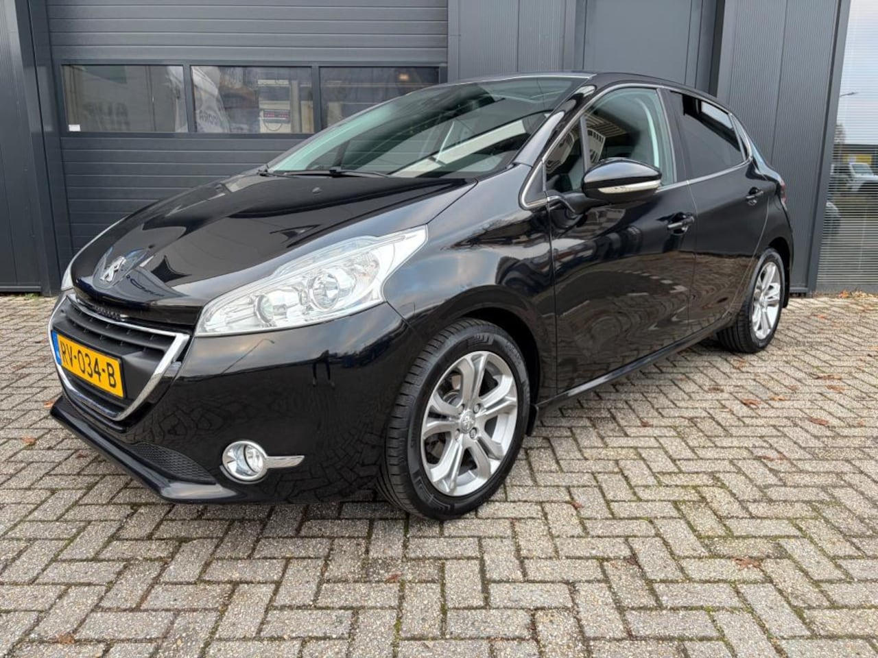 Peugeot 208 - 1.2 PureTech Allure Pano, Cruise, Stoelverw, Clima, PDC - AutoWereld.nl