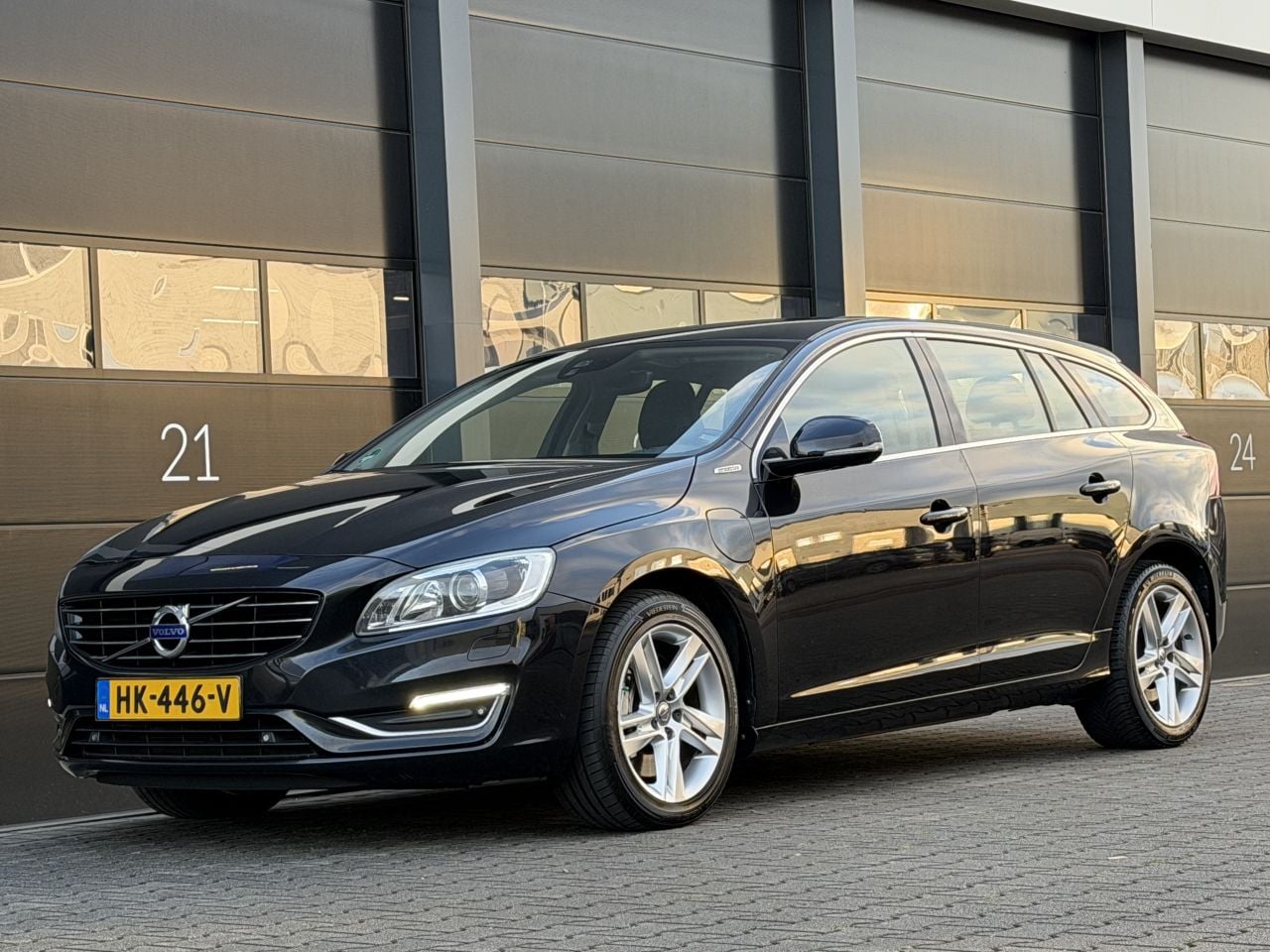 Volvo V60 - V-60 2.4 D6 AWD Plug-In Hybrid Navi Leer Xenon - AutoWereld.nl
