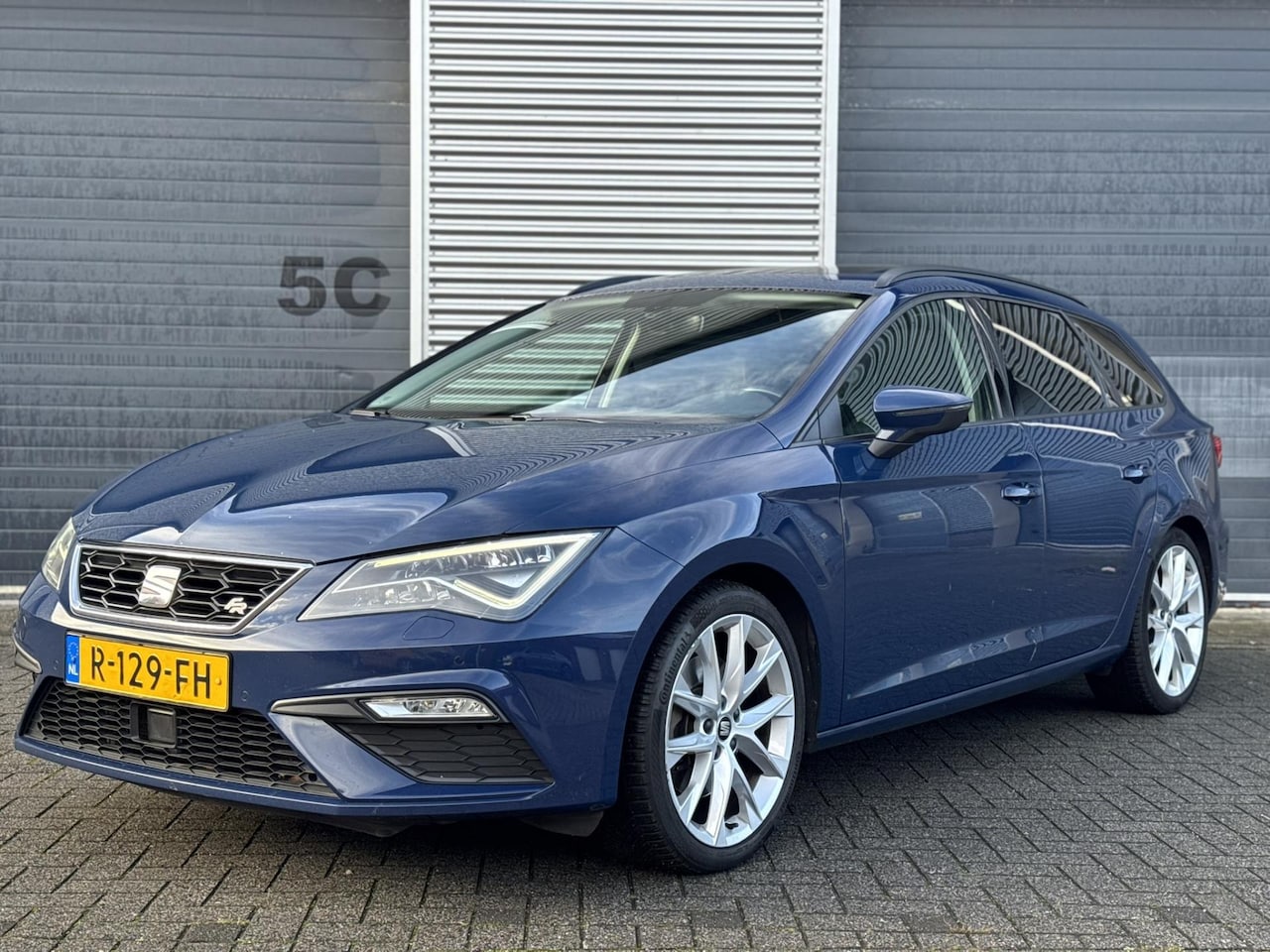 SEAT Leon ST - 2.0 TDI FR DSG PANO/LED/CARPLAY/CAMERA - AutoWereld.nl
