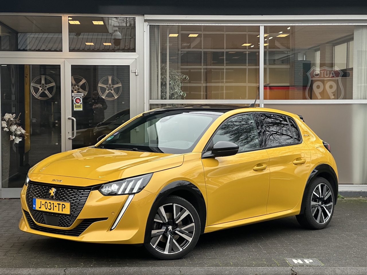 Peugeot 208 - 1.2 PureTech GT-Line CLIMA / CRUISE / PANO / 3D / CAMERA - AutoWereld.nl