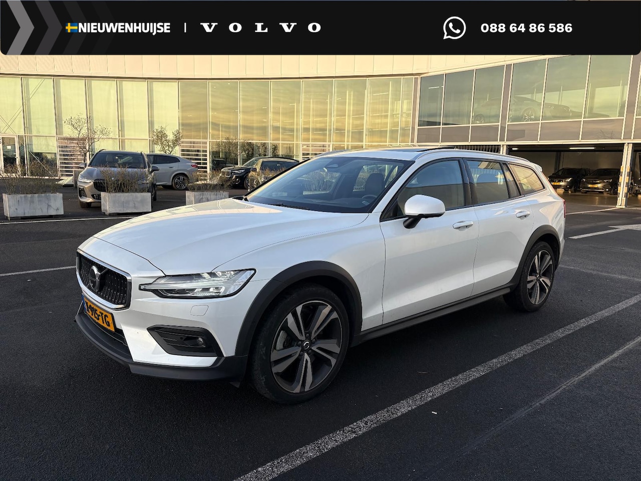 Volvo V60 Cross Country - 2.0 B5 AWD Ultimate | Bowers & Wilkins | Voorstoelen met massagefunctie | 20 inch - AutoWereld.nl