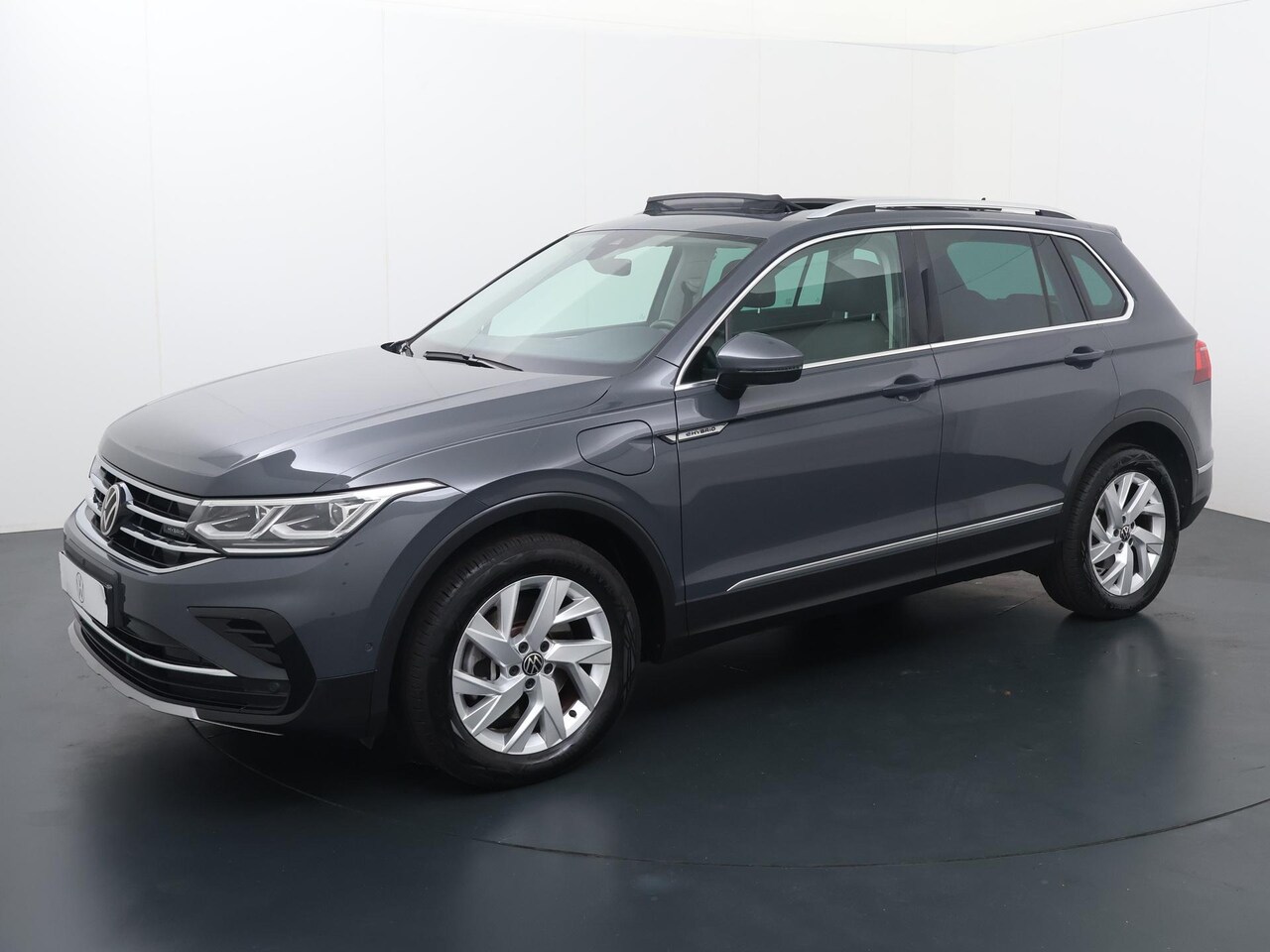 Volkswagen Tiguan - 1.4 TSI eHybrid Elegance | 245 PK | Panoramadak | Area view | Adaptive cruise control | - AutoWereld.nl