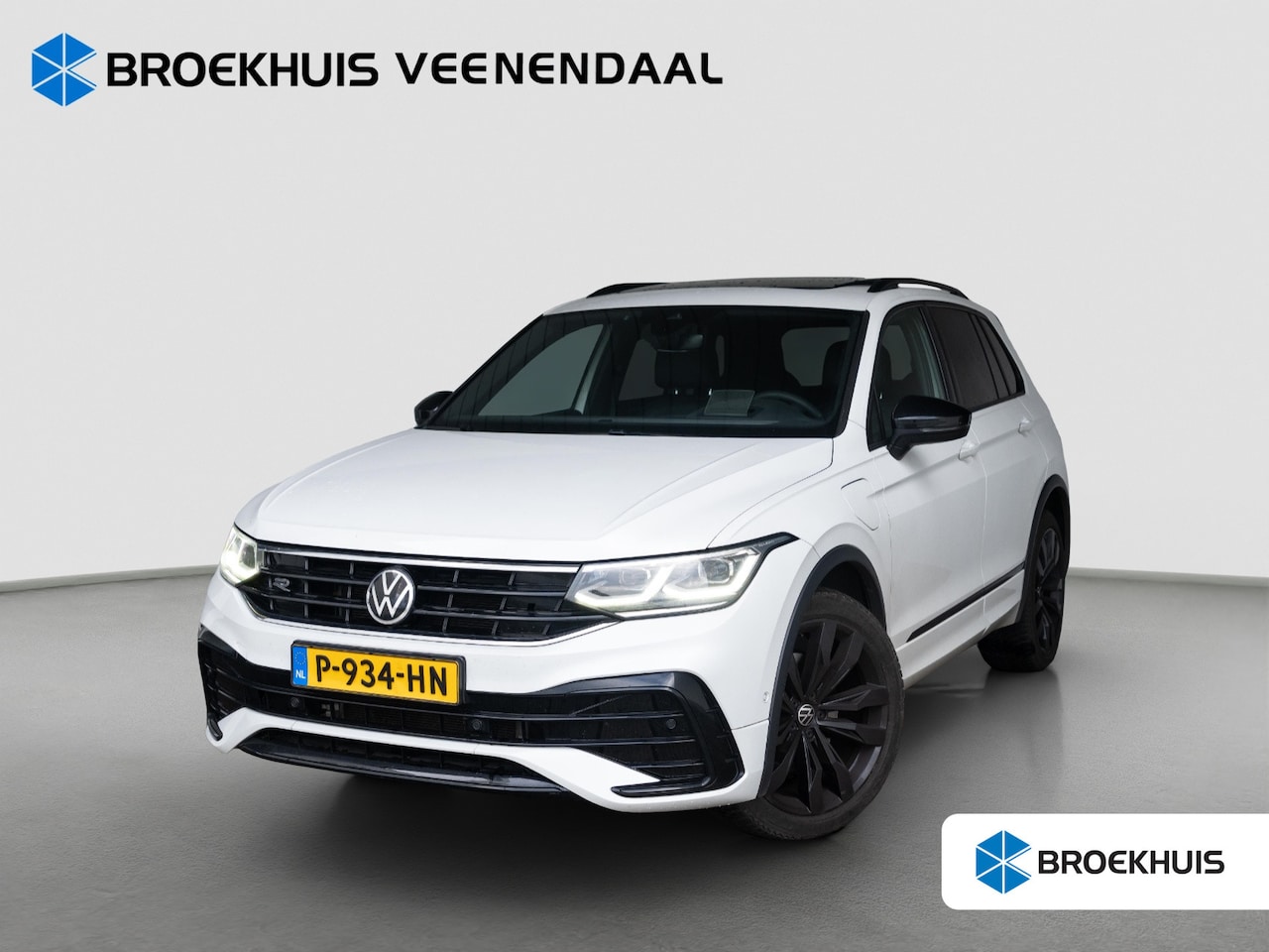 Volkswagen Tiguan - 1.4 TSI eHybrid R-Line 245pk | Pano | Leder | Trekhaak | Head-up | Elek Stoelen - AutoWereld.nl