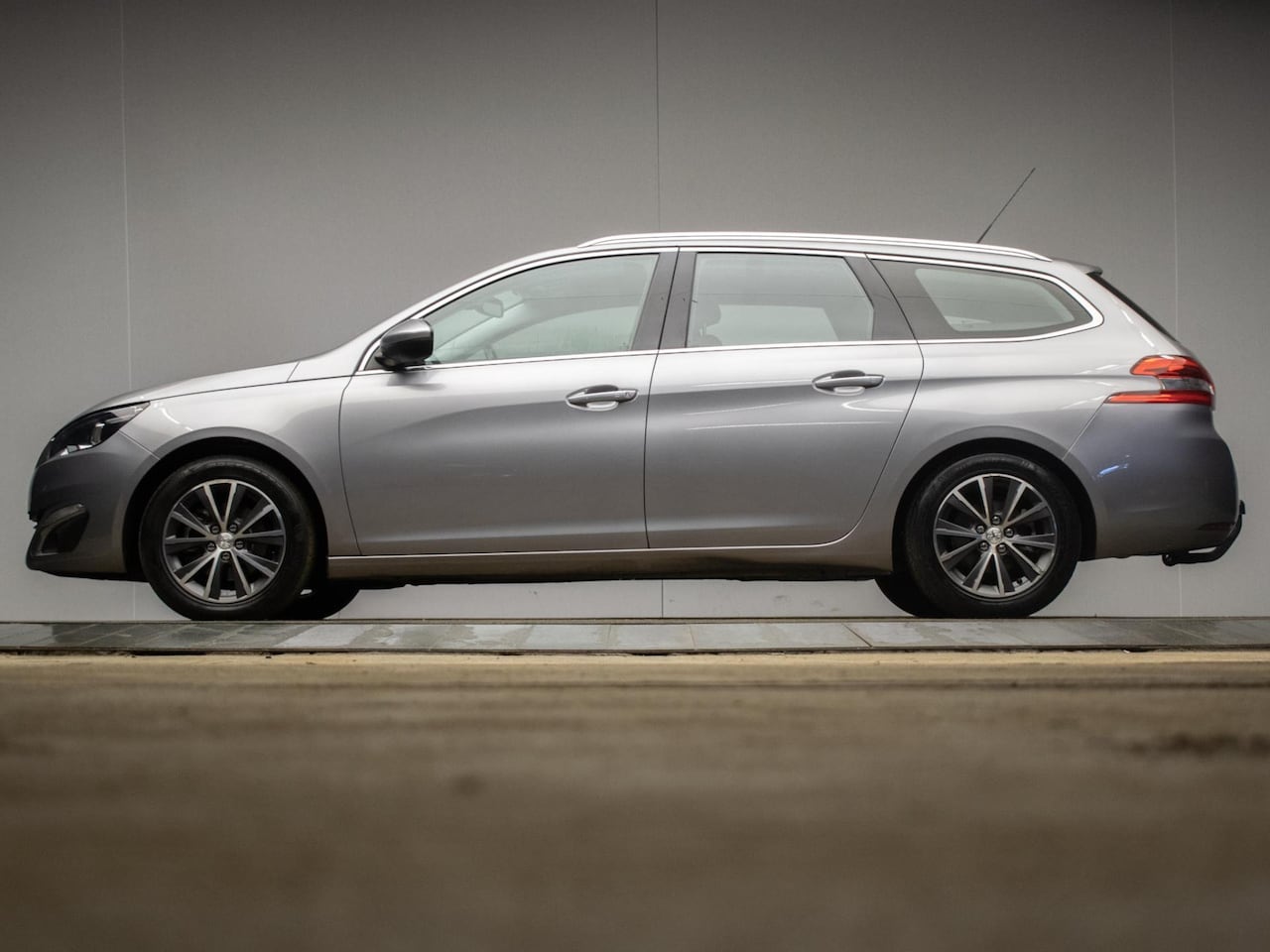 Peugeot 308 SW - 1.2 e-THP Allure Sport (NAVI,CLIMATE,CRUISE,PDC,LED,KEYLESS,TREKHAAK,SPORTSTOELEN,LM VELGE - AutoWereld.nl