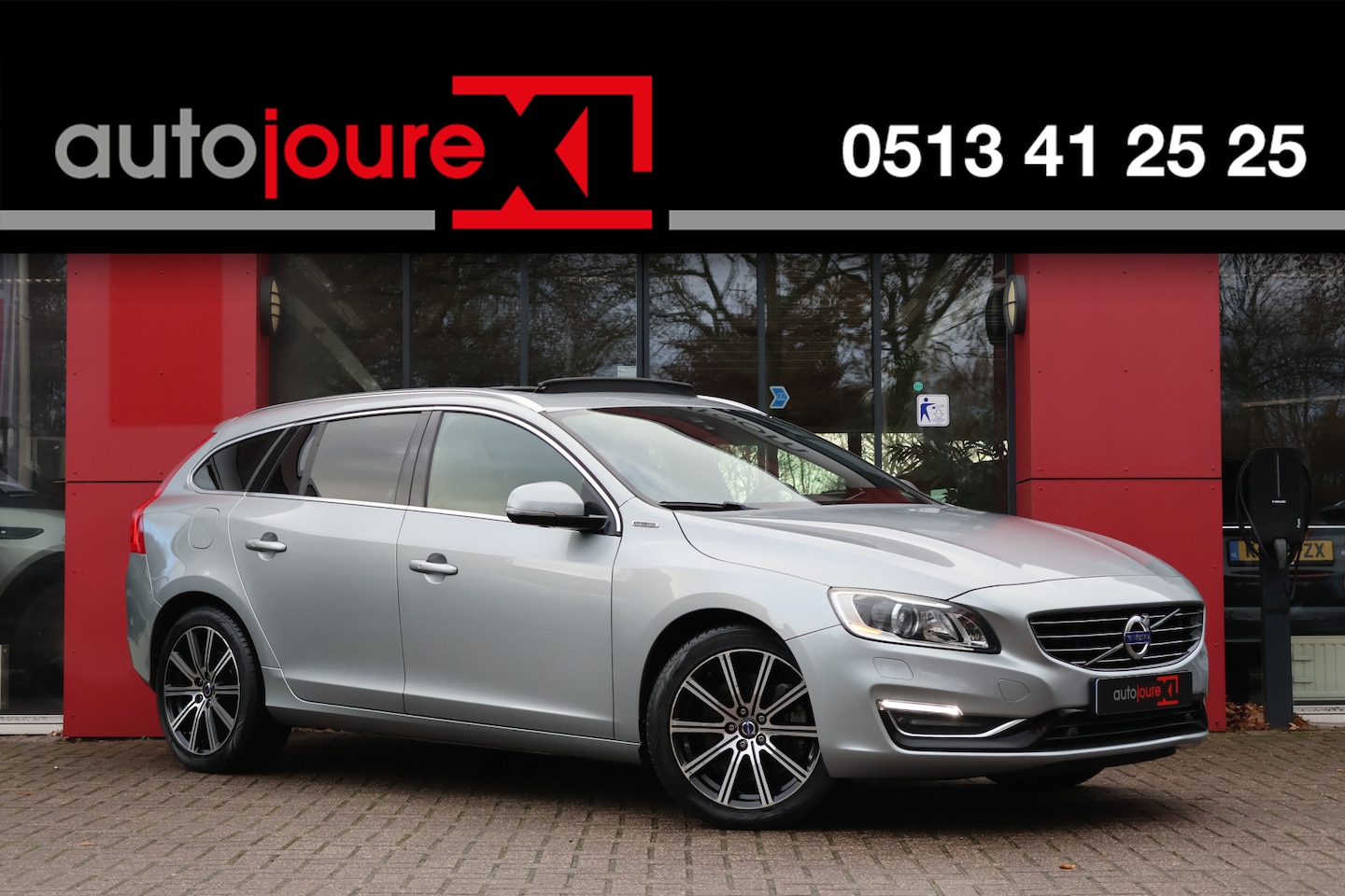 Volvo V60 - 2.4 D6 AWD Plug-In Hybrid Summum | Leder | Schuifdak | Camera | Trekhaak | Origineel NL | - AutoWereld.nl