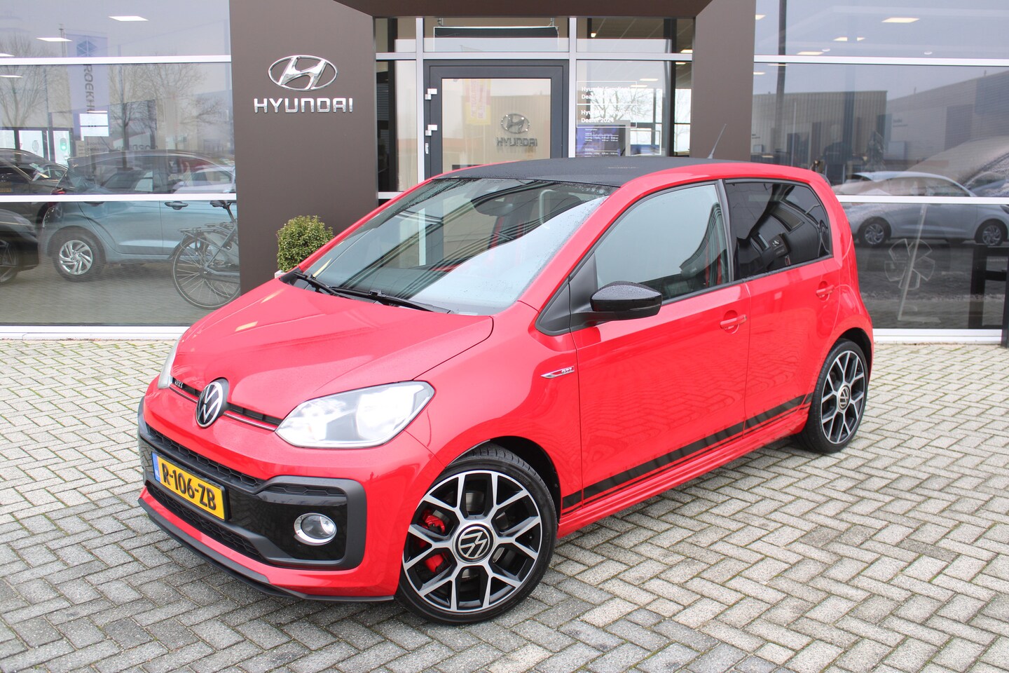 Volkswagen Up! - 1.0 TSI GTI | Cruise Control | Achteruitrijcamera | Stoelverwarming | 17 INCH | - AutoWereld.nl