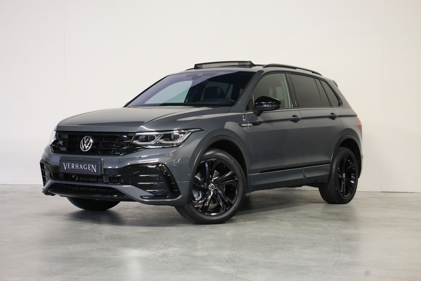Volkswagen Tiguan - 2.0 TSI 245pk R-line Black Style Leer Pano Standkachel - AutoWereld.nl