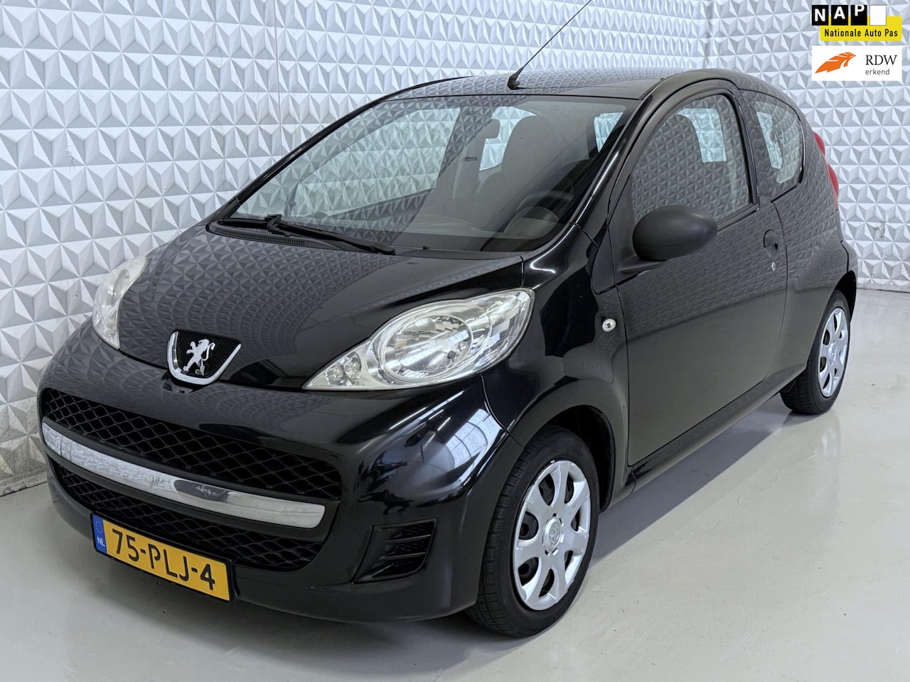 Peugeot 107 - 1.0-12V Accent Airco / direct van 1e Eigenaresse! (2011) - AutoWereld.nl