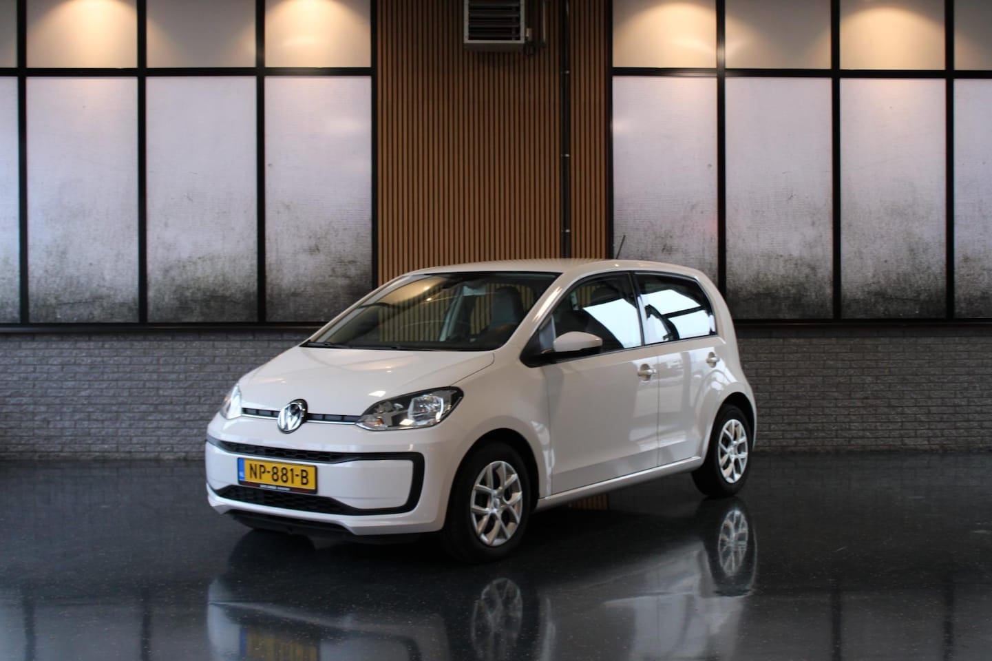 Volkswagen Up! - 1.0 BMT move up | Airco | Bluetooth! - AutoWereld.nl