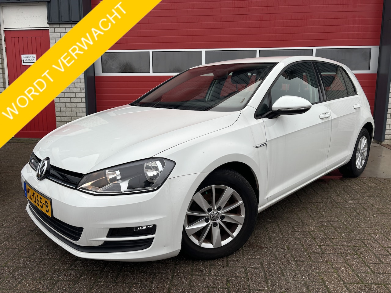 Volkswagen Golf - 1.0 TSI Trendline NAVI / AIRCO / CRUISE / BLUETOOTH / ELEK RAMEN / NL-AUTO - AutoWereld.nl