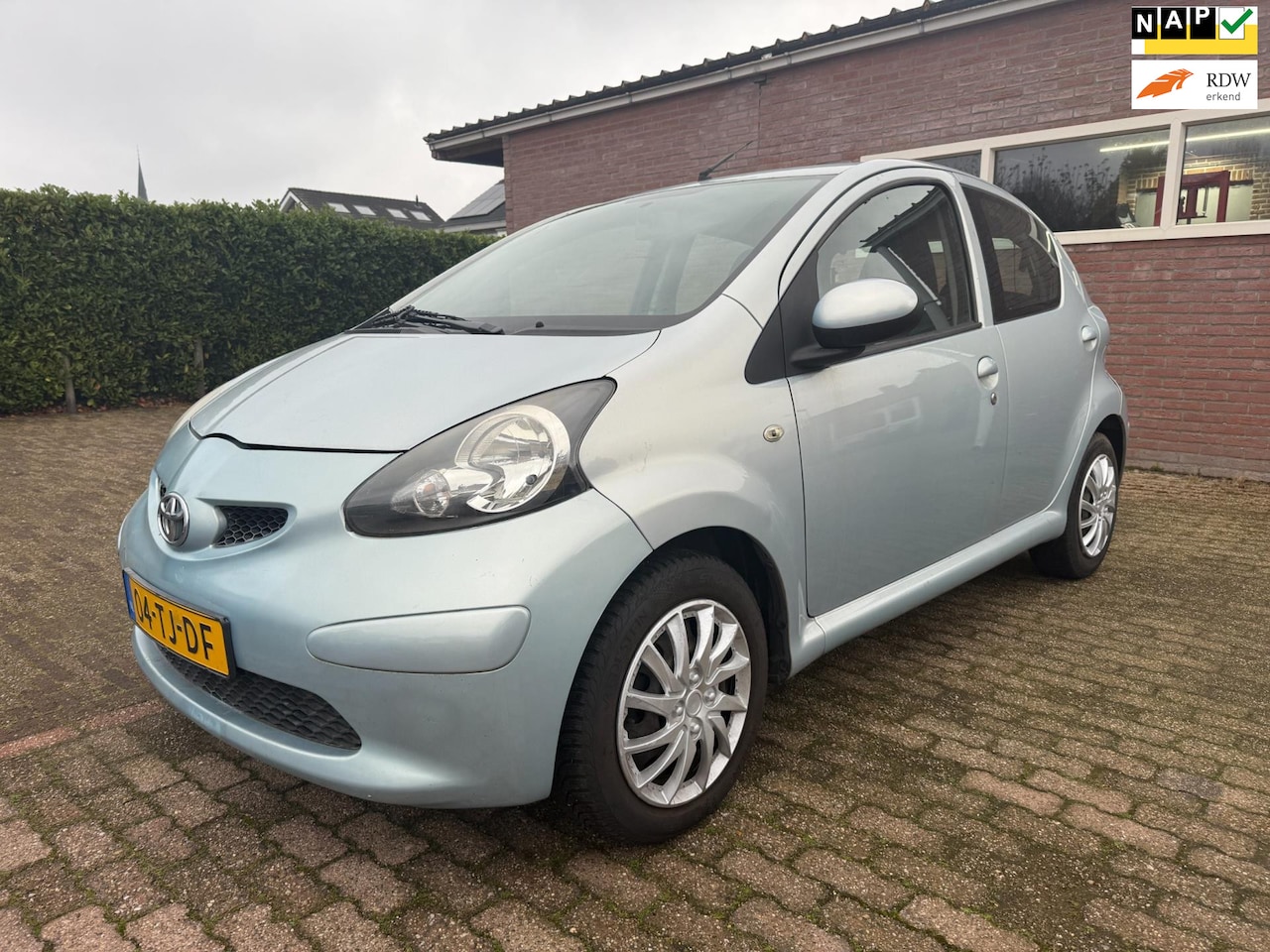 Toyota Aygo - 1.0-12V + 5 deurs nieuwe koppeling APK 10-10-2026 elektrische ramen - AutoWereld.nl
