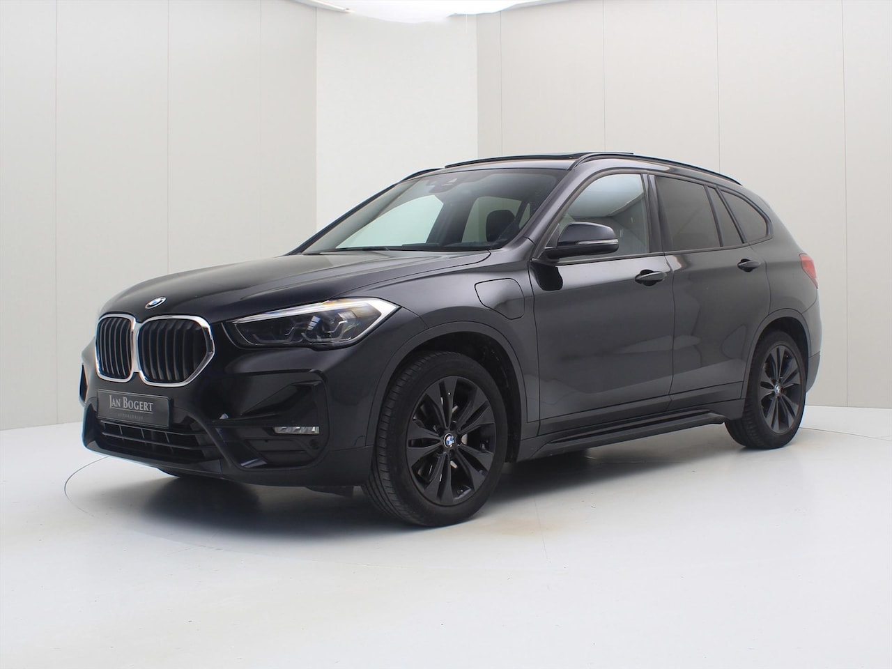 BMW X1 - xDrive25e 1.5 220PK Sportline [ PANO+ACC+CAMERA+CARPLAY+STOELVERWARMING+PDC ] - AutoWereld.nl