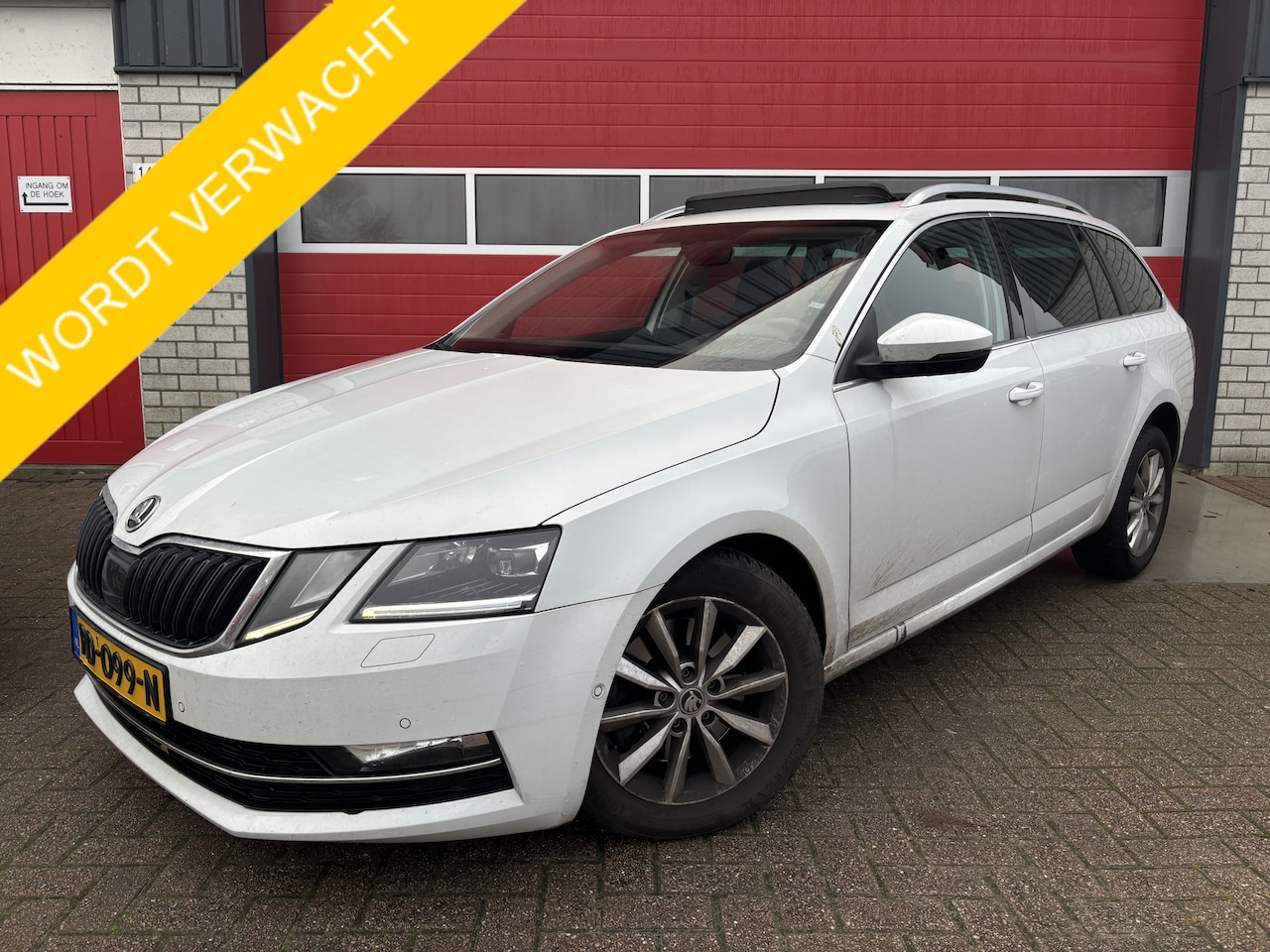 Skoda Octavia Combi - 1.4 TSI Greentech Style Business AUTOMAAT / PANORAMADAK / KEYLESS / FULL LED / CAMERA / SF - AutoWereld.nl