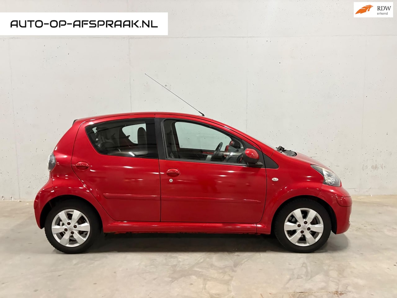 Toyota Aygo - 1.0-12V Aspiration Red 5drs. Airco Leer - AutoWereld.nl