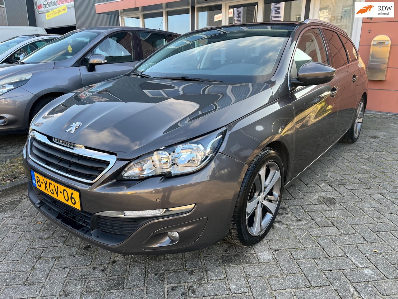 Peugeot 308 SW - 1.2 PureTech Blue Lease Executive panoramadak - AutoWereld.nl