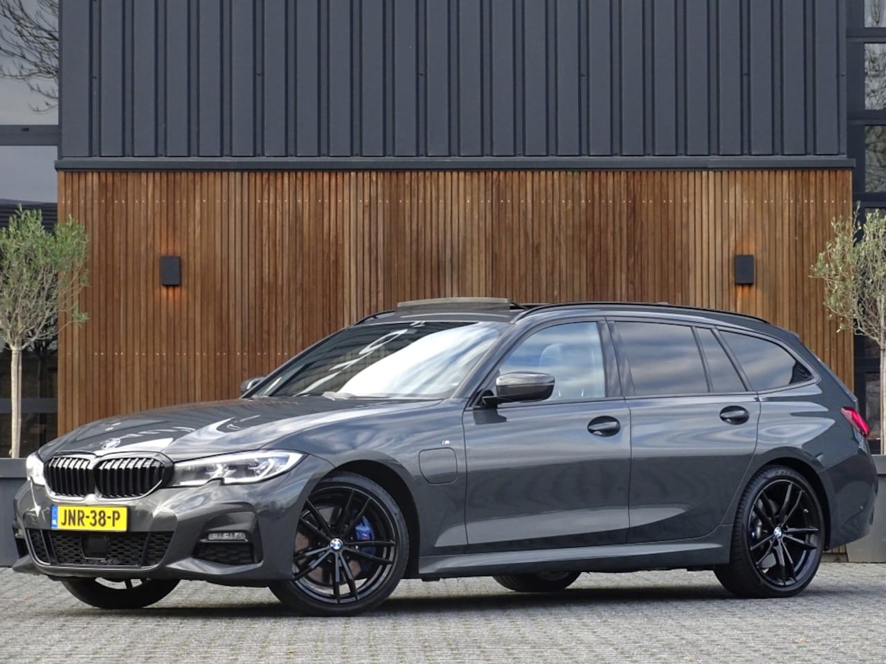 BMW 3-serie Touring - 330e 292PK High Exc. / M-Sport Individual / laser - AutoWereld.nl