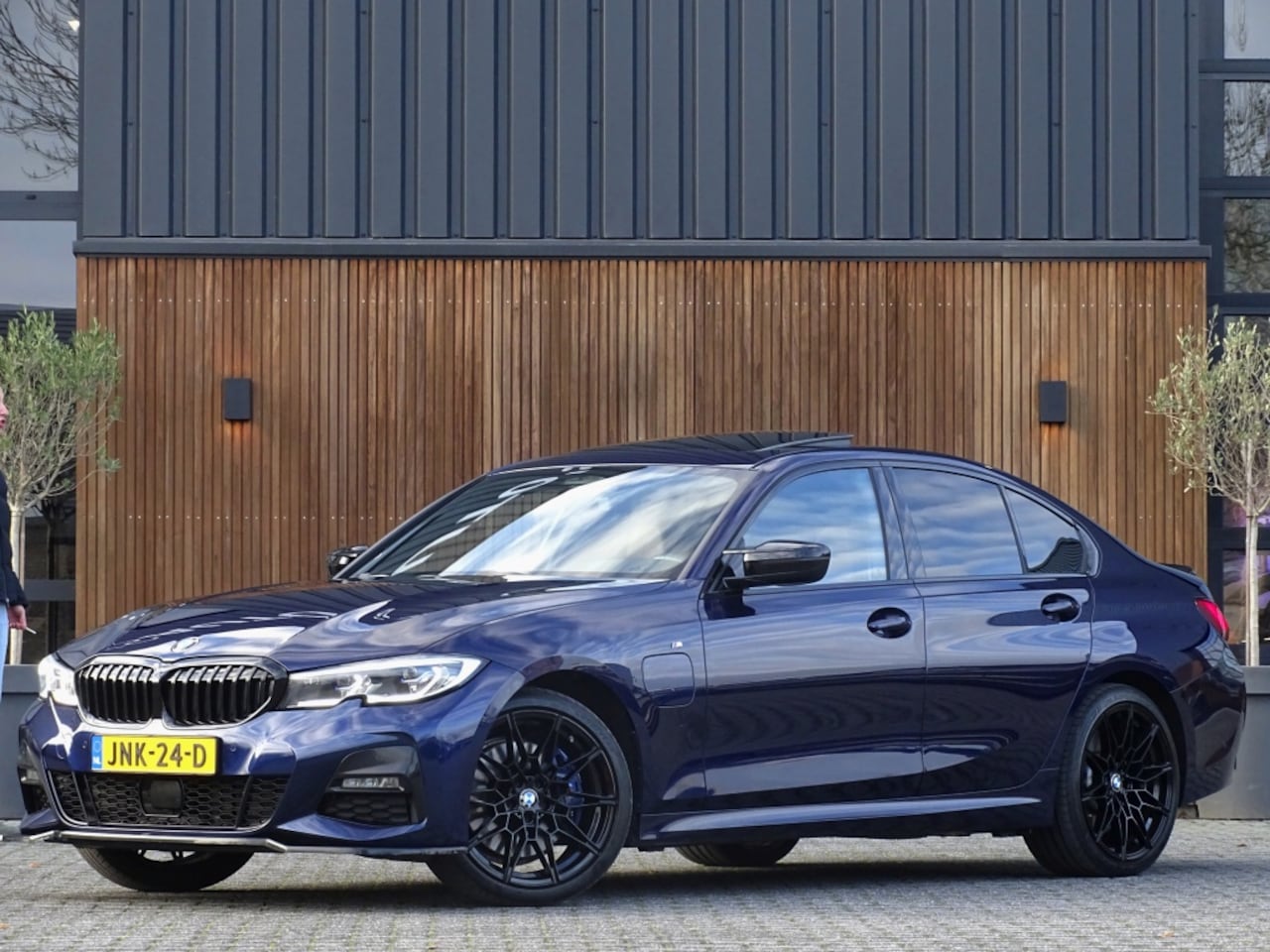 BMW 3-serie - 330e 292PK / M-Sport / Individual / Laser / Harman Kardon - AutoWereld.nl